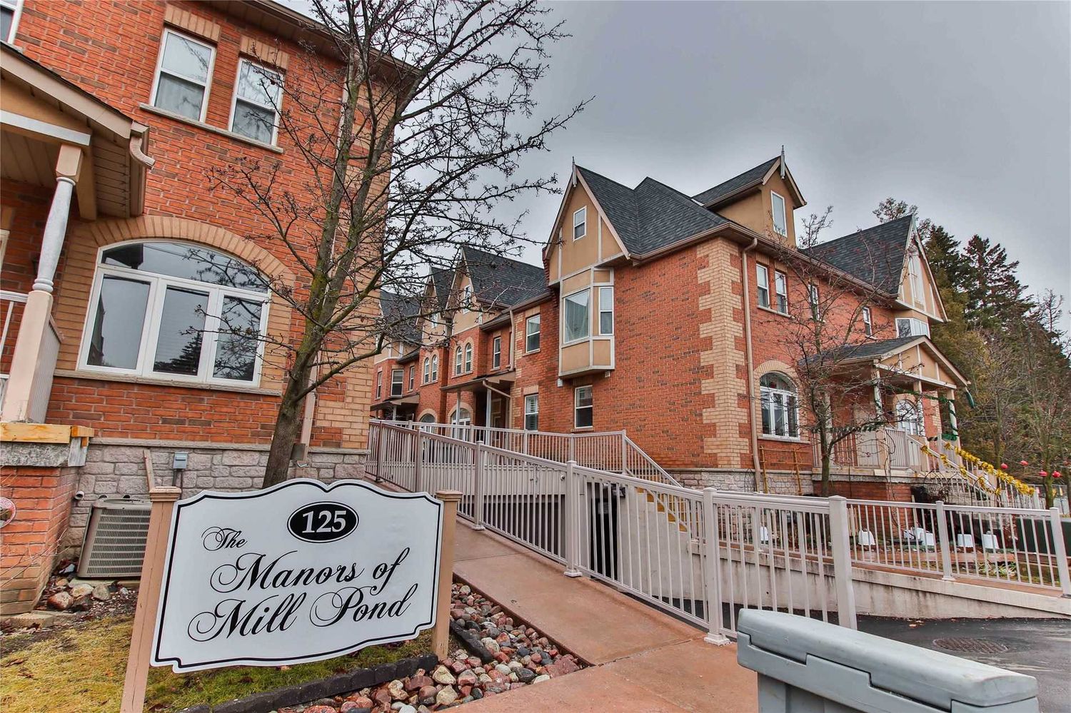 125 Hall Street. The Manors On Mill Pond Towns is located in  Richmond Hill, Toronto - image #1 of 3