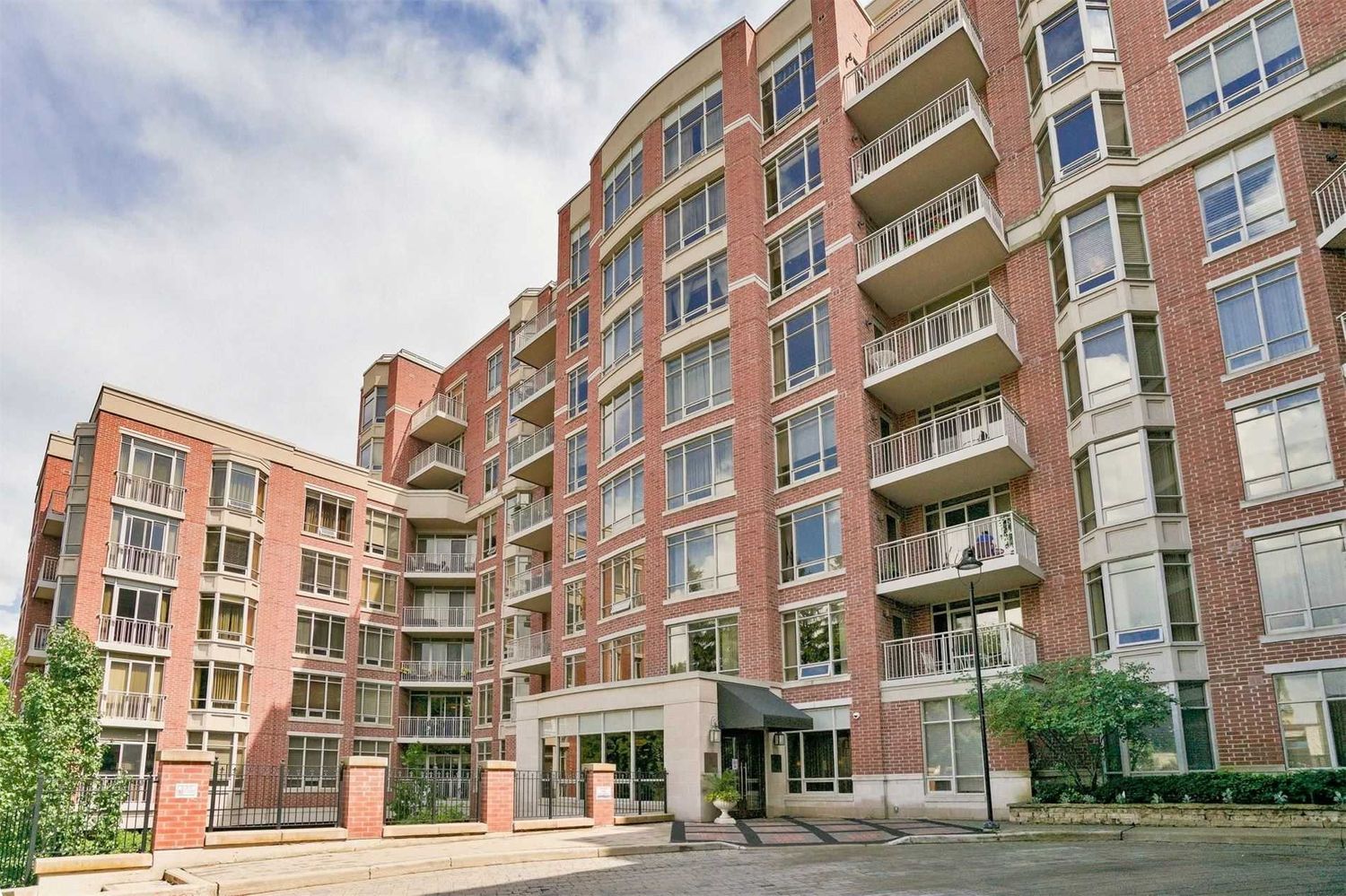 10101 Yonge Street. The Renaissance Of Richmond Hill Condos is located in  Richmond Hill, Toronto - image #2 of 3