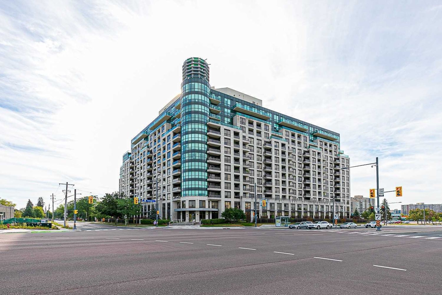 18 Harding Boulevard. The Richmonde Condos is located in  Richmond Hill, Toronto - image #1 of 3