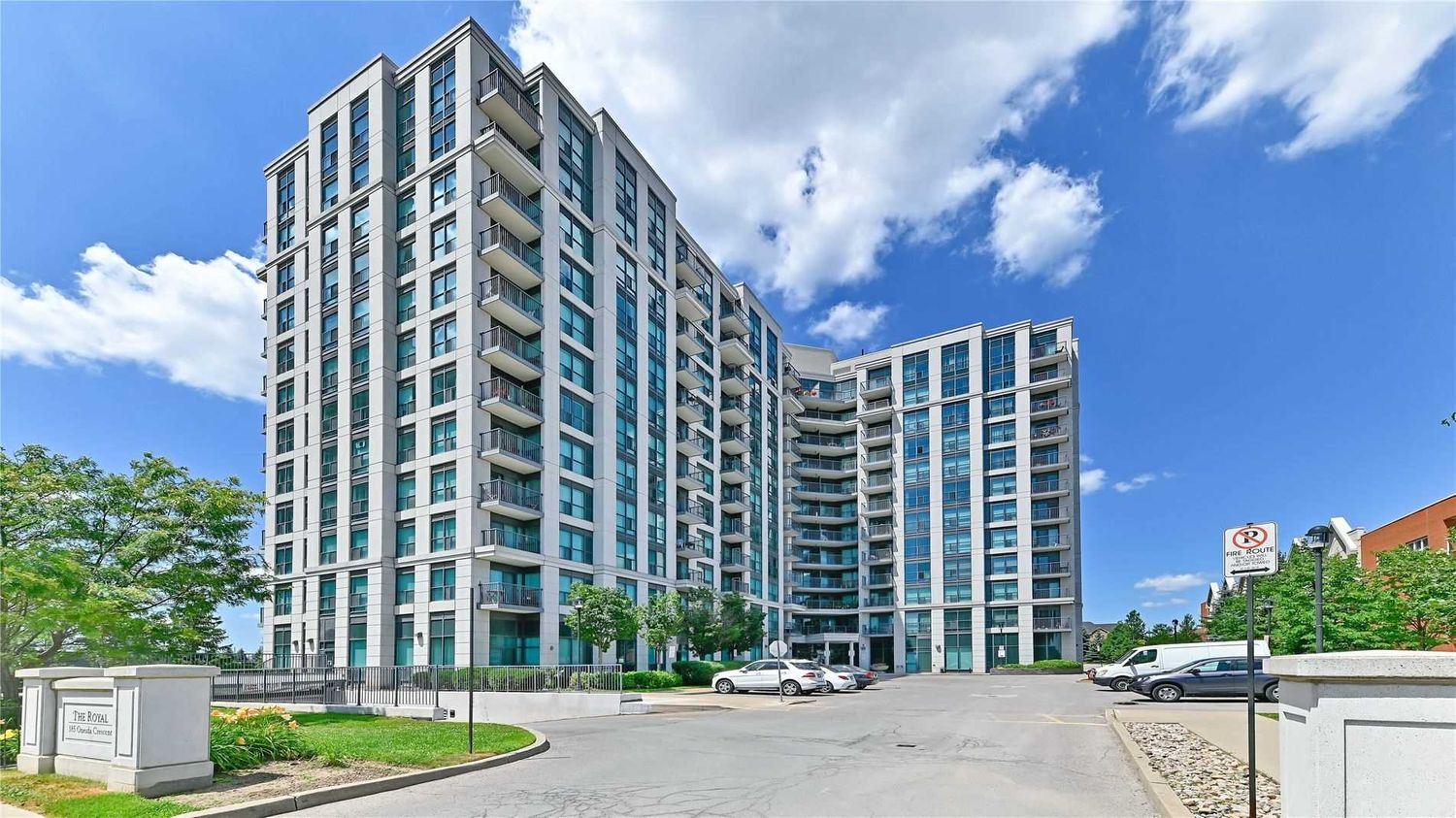 185 Oneida Crescent. The Royal at Bayview Glen Condos is located in  Richmond Hill, Toronto - image #1 of 3