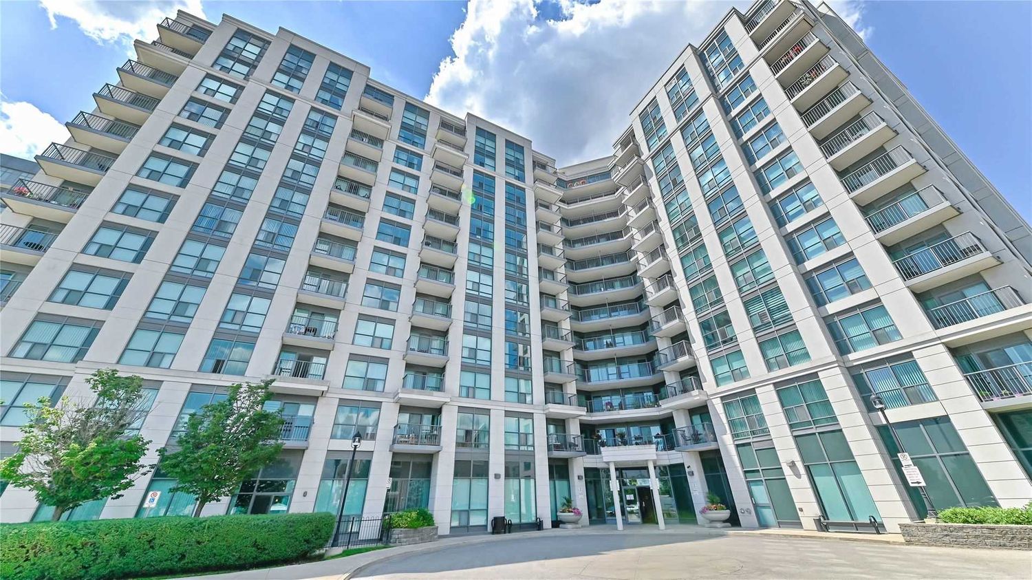 185 Oneida Crescent. The Royal at Bayview Glen Condos is located in  Richmond Hill, Toronto - image #2 of 3