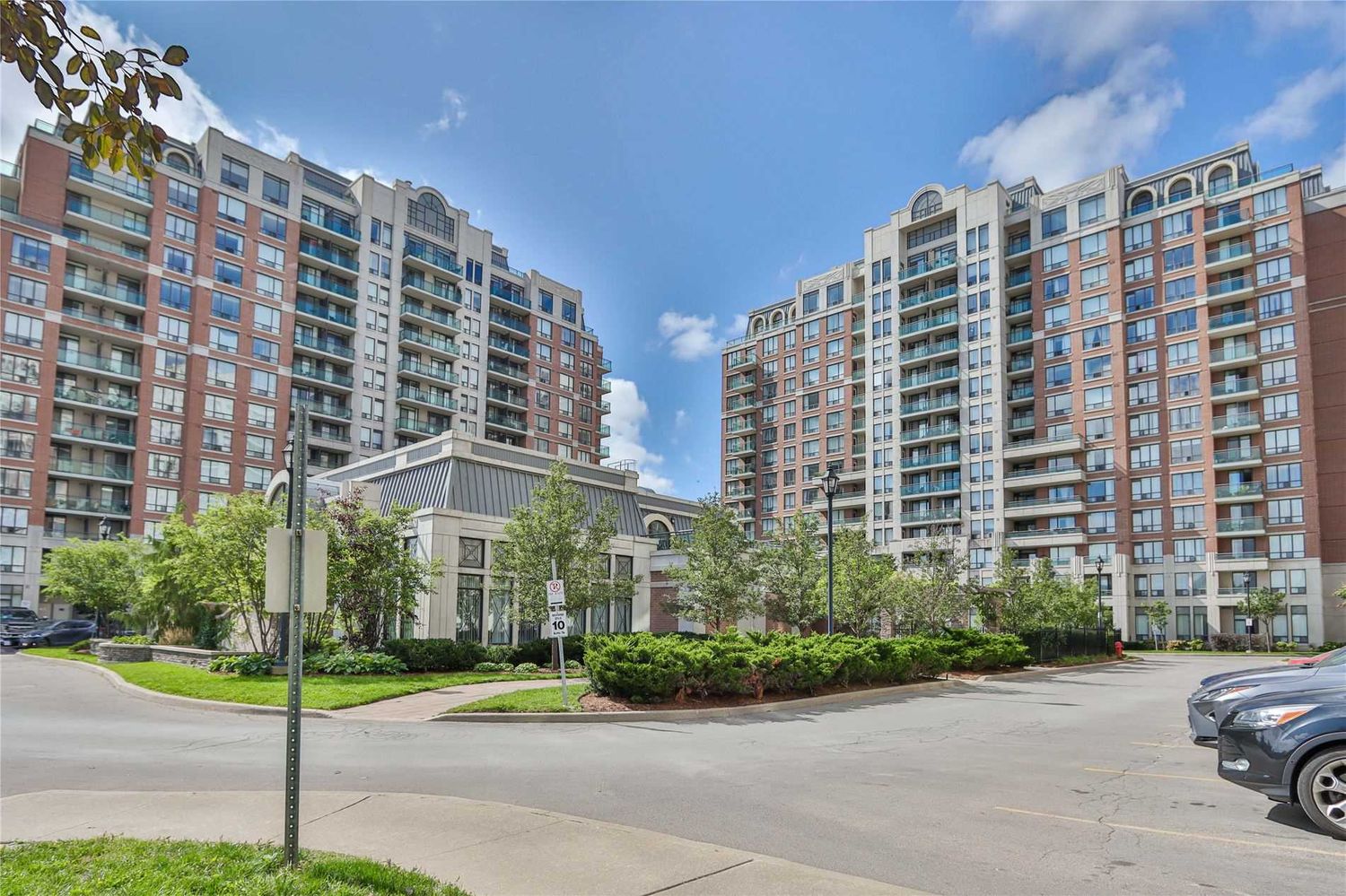 330 Red Maple Road. The Vineyards Condos is located in  Richmond Hill, Toronto - image #2 of 3
