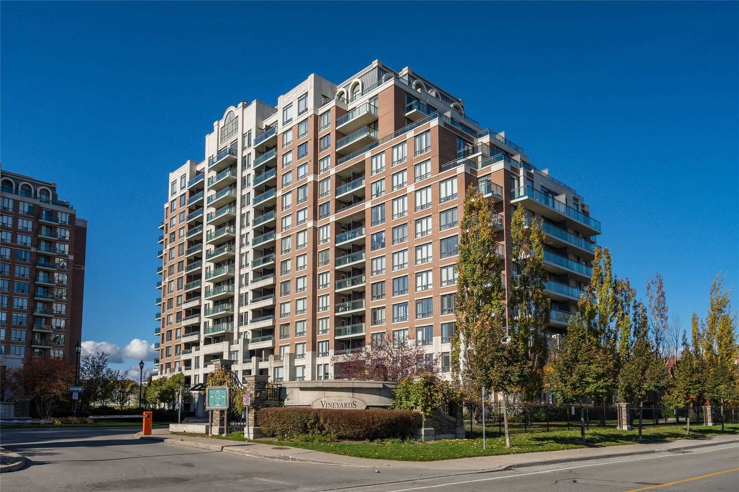 350 Red Maple Road. The Vineyards II Condos is located in  Richmond Hill, Toronto - image #1 of 3