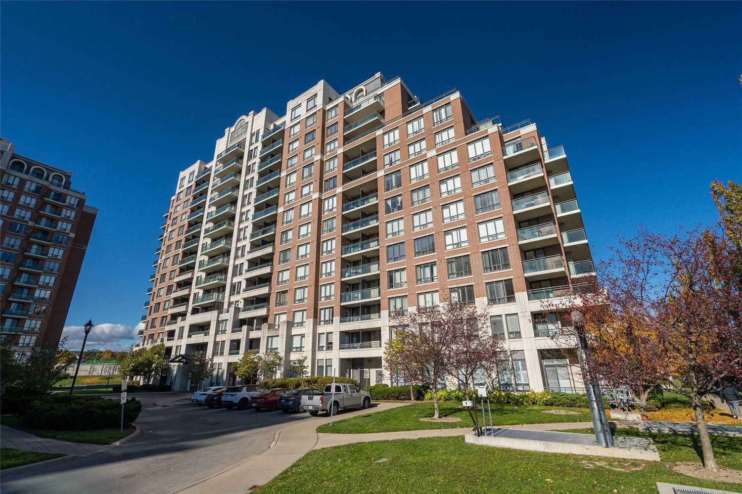 350 Red Maple Road. The Vineyards II Condos is located in  Richmond Hill, Toronto - image #2 of 3