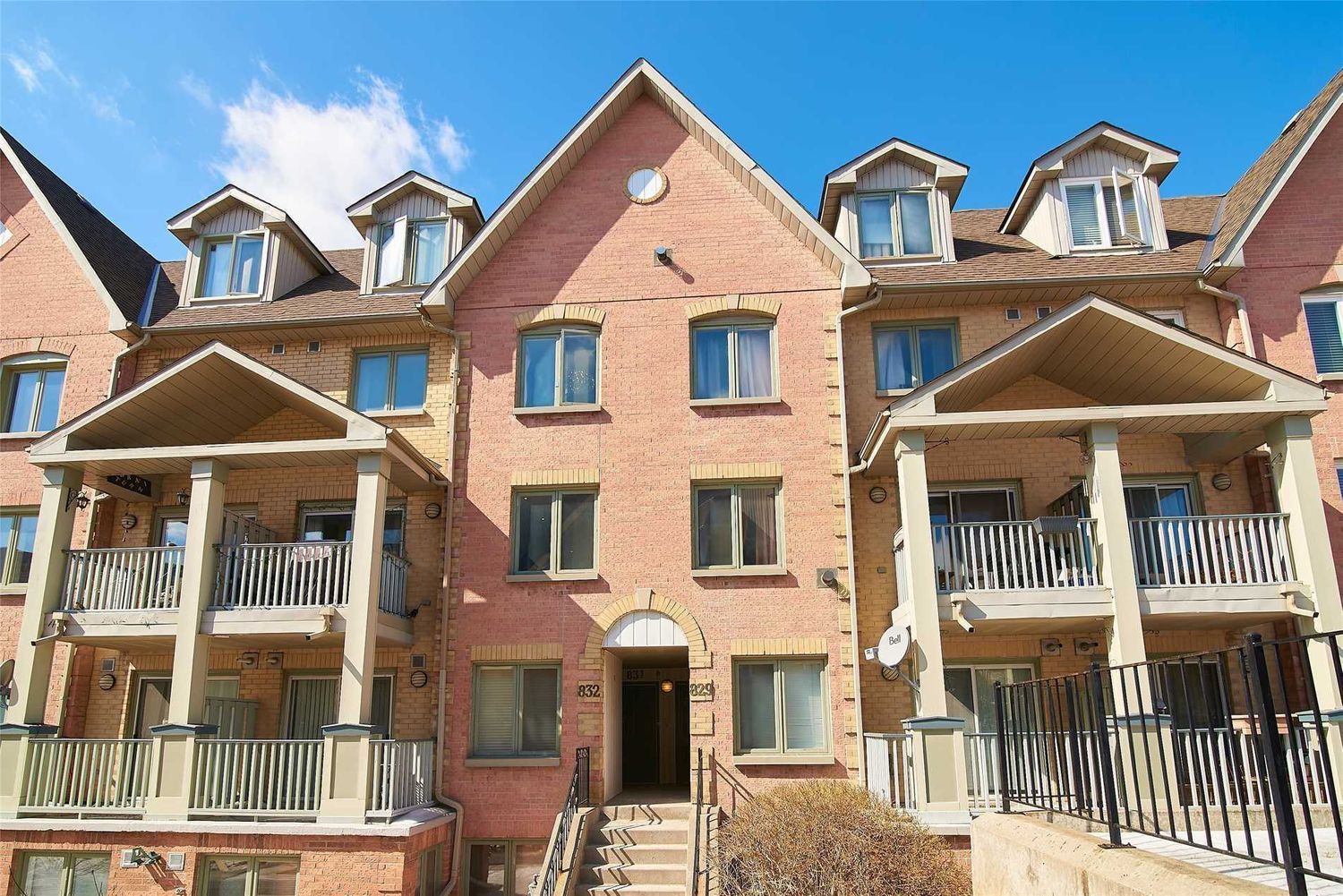 75 Weldrick Road E. Wyldewyn Village Townhomes is located in  Richmond Hill, Toronto - image #2 of 3