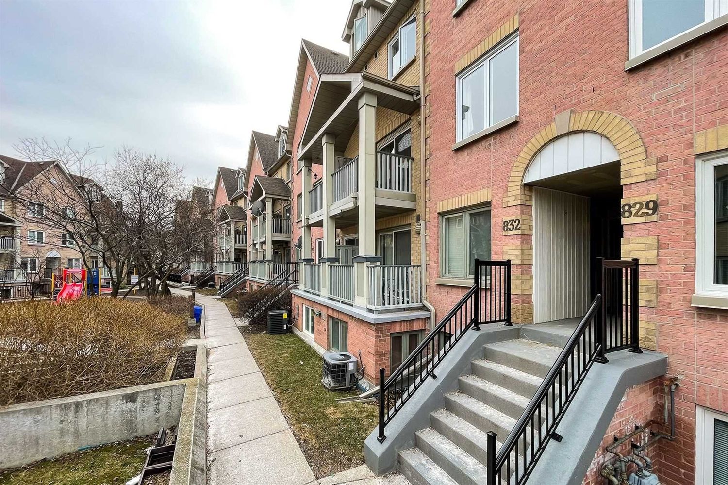 75 Weldrick Road E. Wyldewyn Village Townhomes is located in  Richmond Hill, Toronto - image #3 of 3