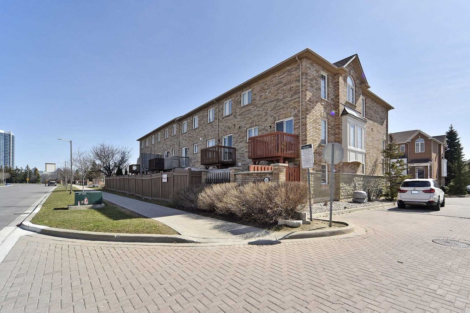 165 Fieldstone Drive. 165 Fieldstone Drive Townhomes is located in  Vaughan, Toronto - image #2 of 3