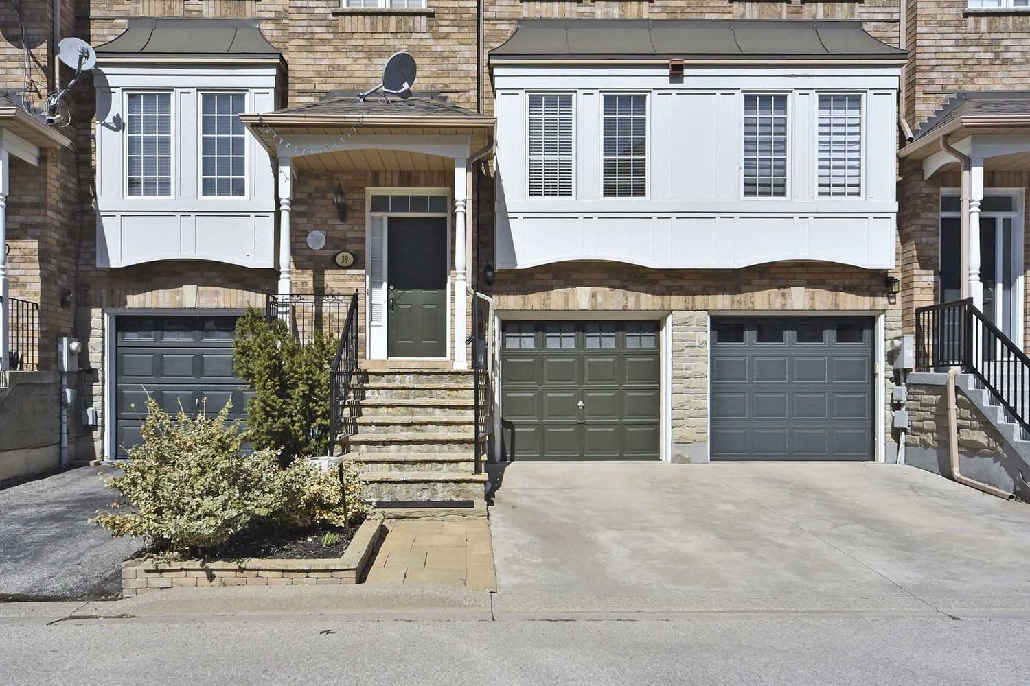 165 Fieldstone Drive. 165 Fieldstone Drive Townhomes is located in  Vaughan, Toronto - image #3 of 3