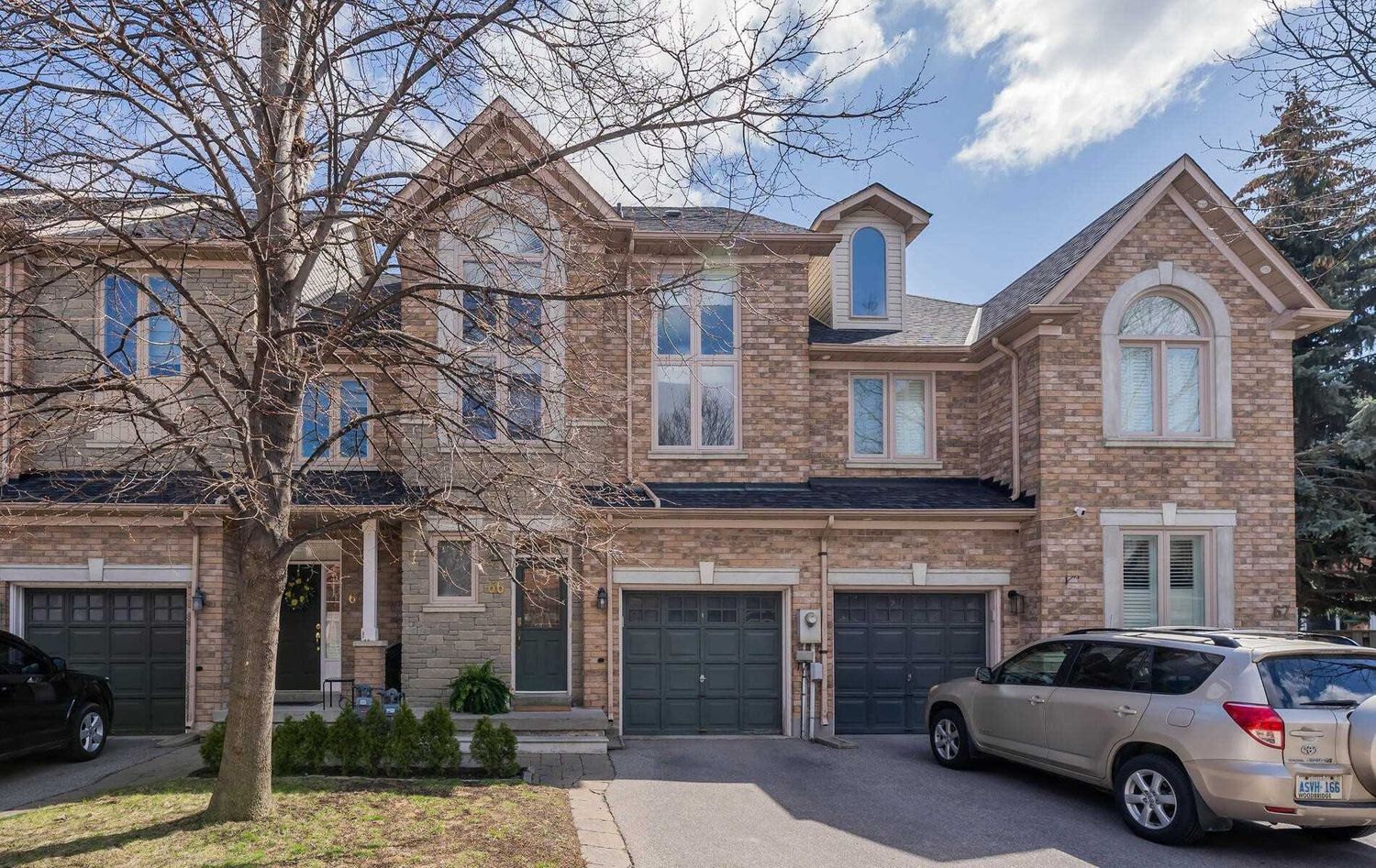 180 Blue Willow Drive. 180 Blue Willow Dr Townhomes is located in  Vaughan, Toronto - image #1 of 3