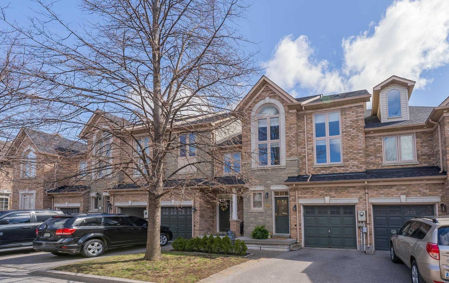 180 Blue Willow Drive. 180 Blue Willow Dr Townhomes is located in  Vaughan, Toronto - image #2 of 3