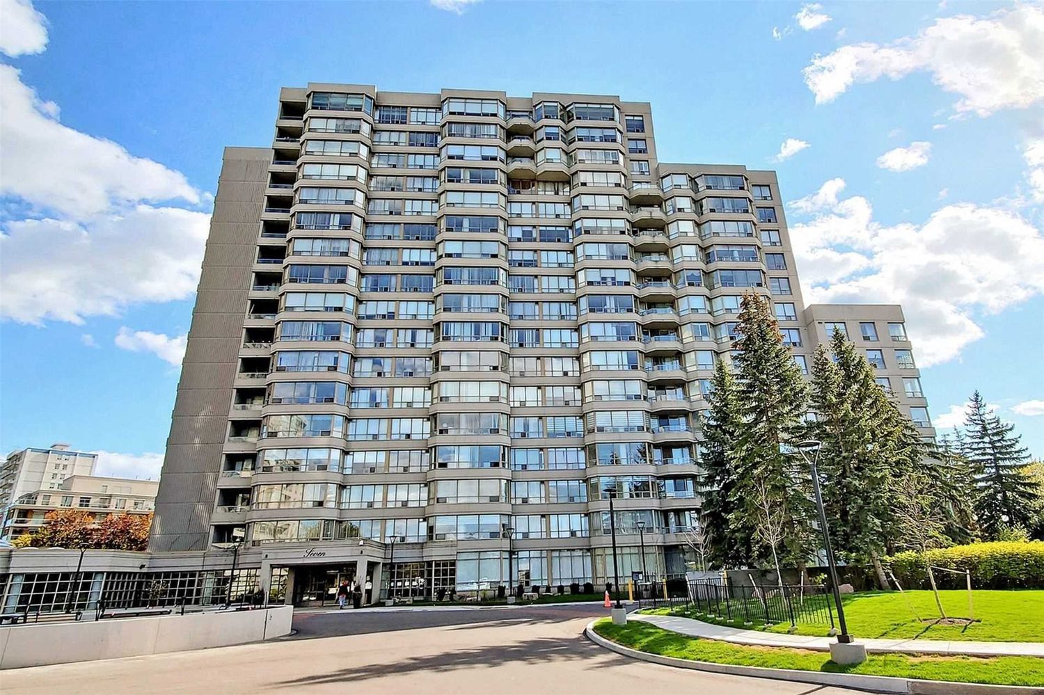 7 Townsgate Drive. 7 Townsgate Condos is located in  Vaughan, Toronto - image #1 of 3