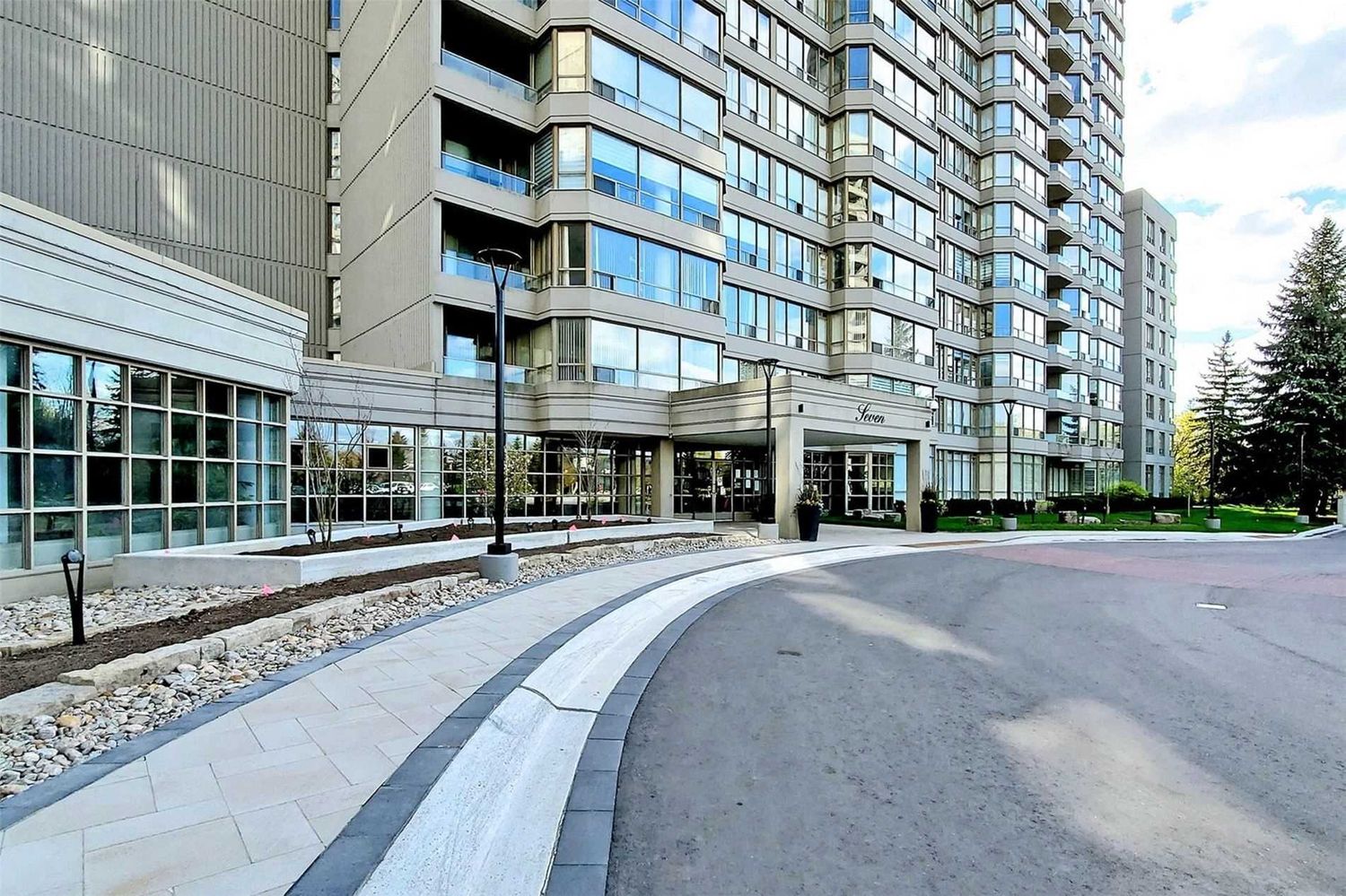 7 Townsgate Drive. 7 Townsgate Condos is located in  Vaughan, Toronto - image #2 of 3