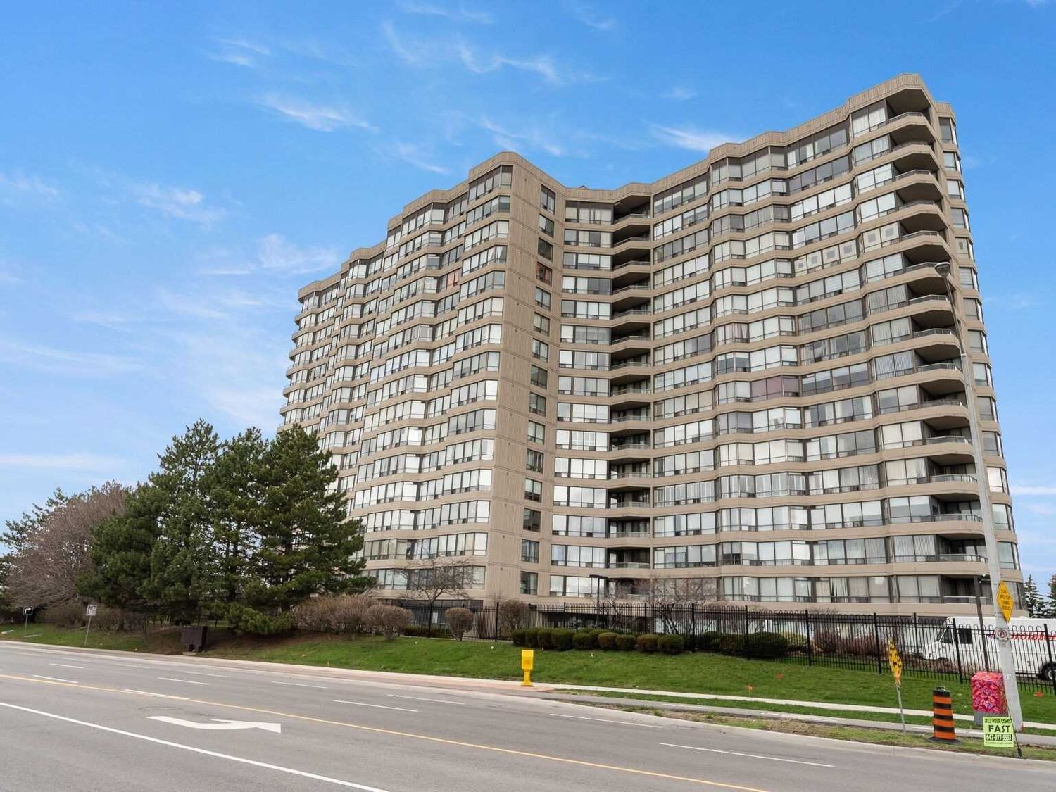 7420 Bathurst Street. 7420 Bathurst Condos is located in  Vaughan, Toronto - image #1 of 3