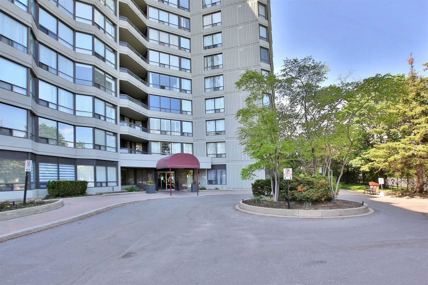 7460 Bathurst Street. 7460 Bathurst Condos is located in  Vaughan, Toronto - image #3 of 3