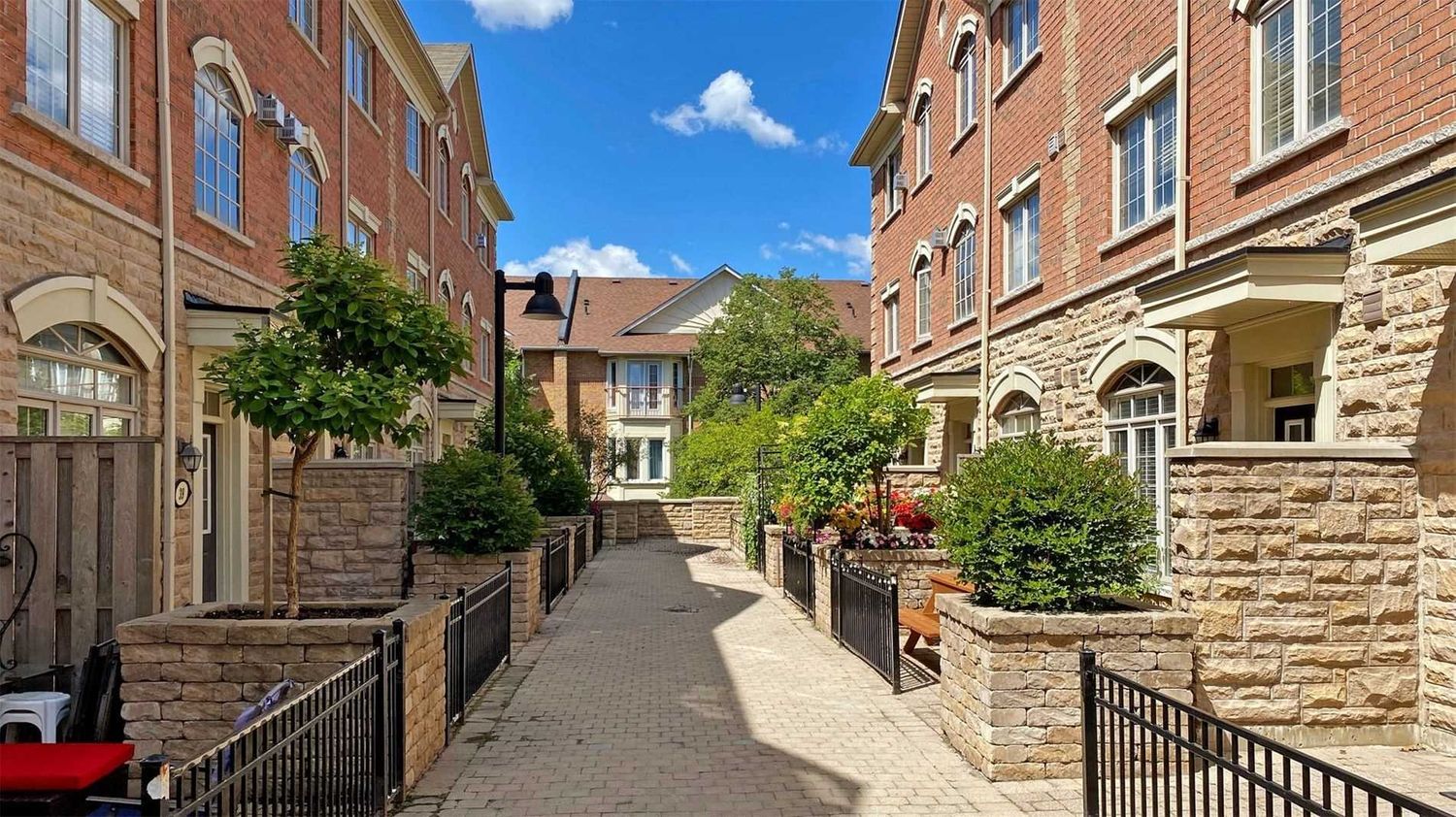 8 Brighton Place. 8 Brighton Place Townhomes is located in  Vaughan, Toronto - image #2 of 3