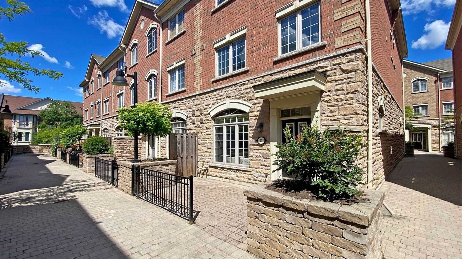 8 Brighton Place. 8 Brighton Place Townhomes is located in  Vaughan, Toronto - image #3 of 3