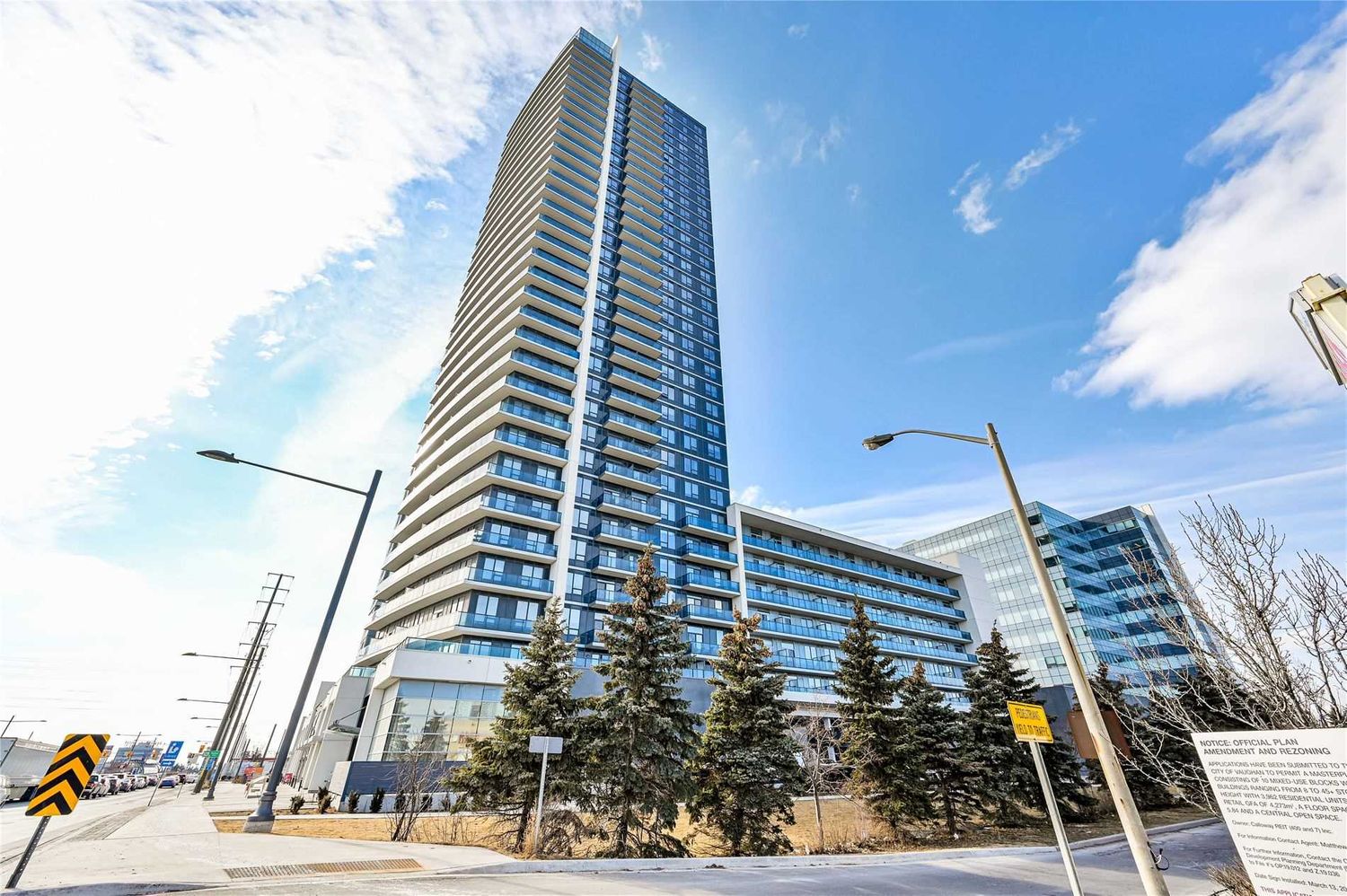 3600 Highway 7. This condo at Centro Square Condominiums is located in  Vaughan, Toronto - image #2 of 3 by Strata.ca