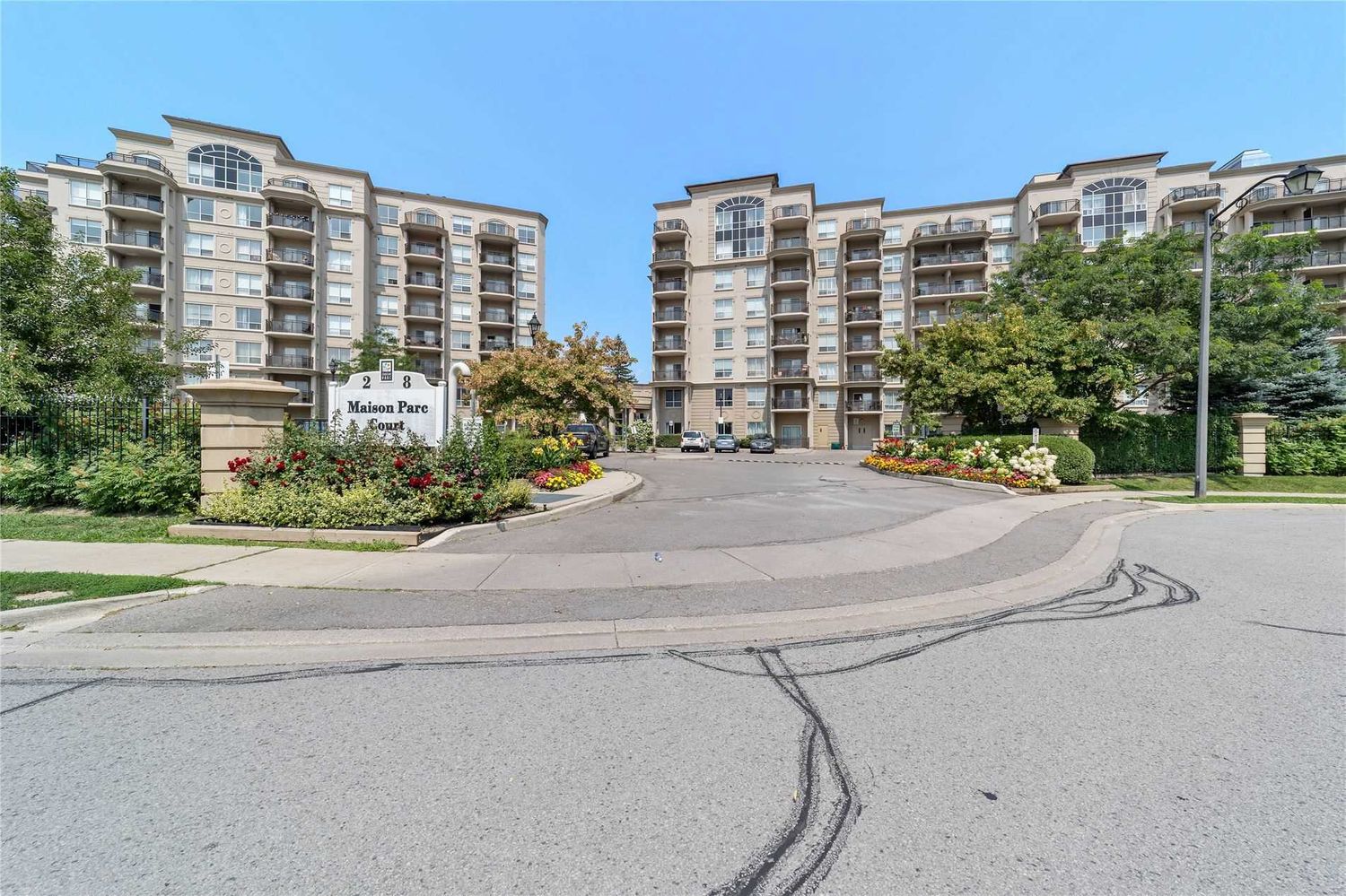 2 Maison Parc Court. Chateau Park Condos is located in  Vaughan, Toronto - image #1 of 2