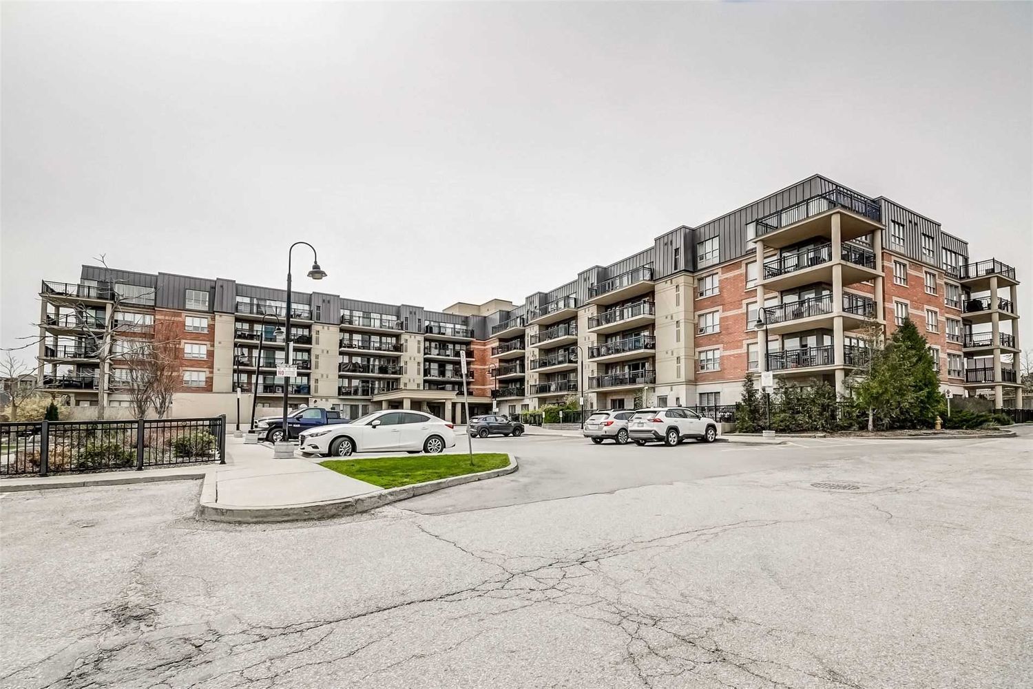8026 Kipling Ave. This condo at Highlands of Woodbridge Condos is located in  Vaughan, Toronto - image #1 of 2 by Strata.ca