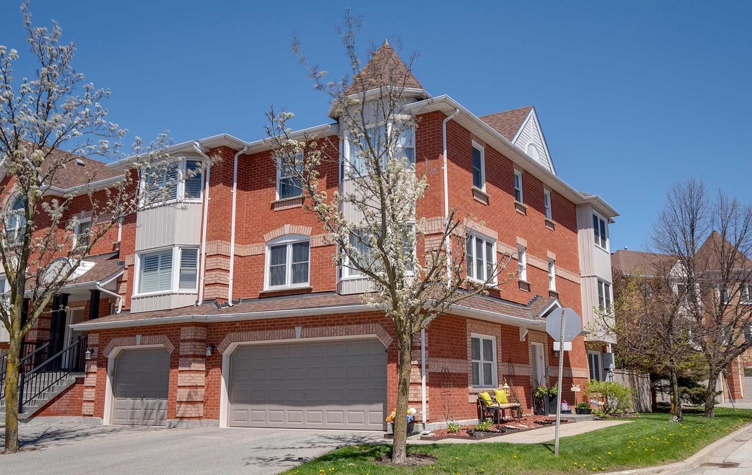 1-118 Leah Crescent. Leah Crescent Townhomes is located in  Vaughan, Toronto - image #1 of 3