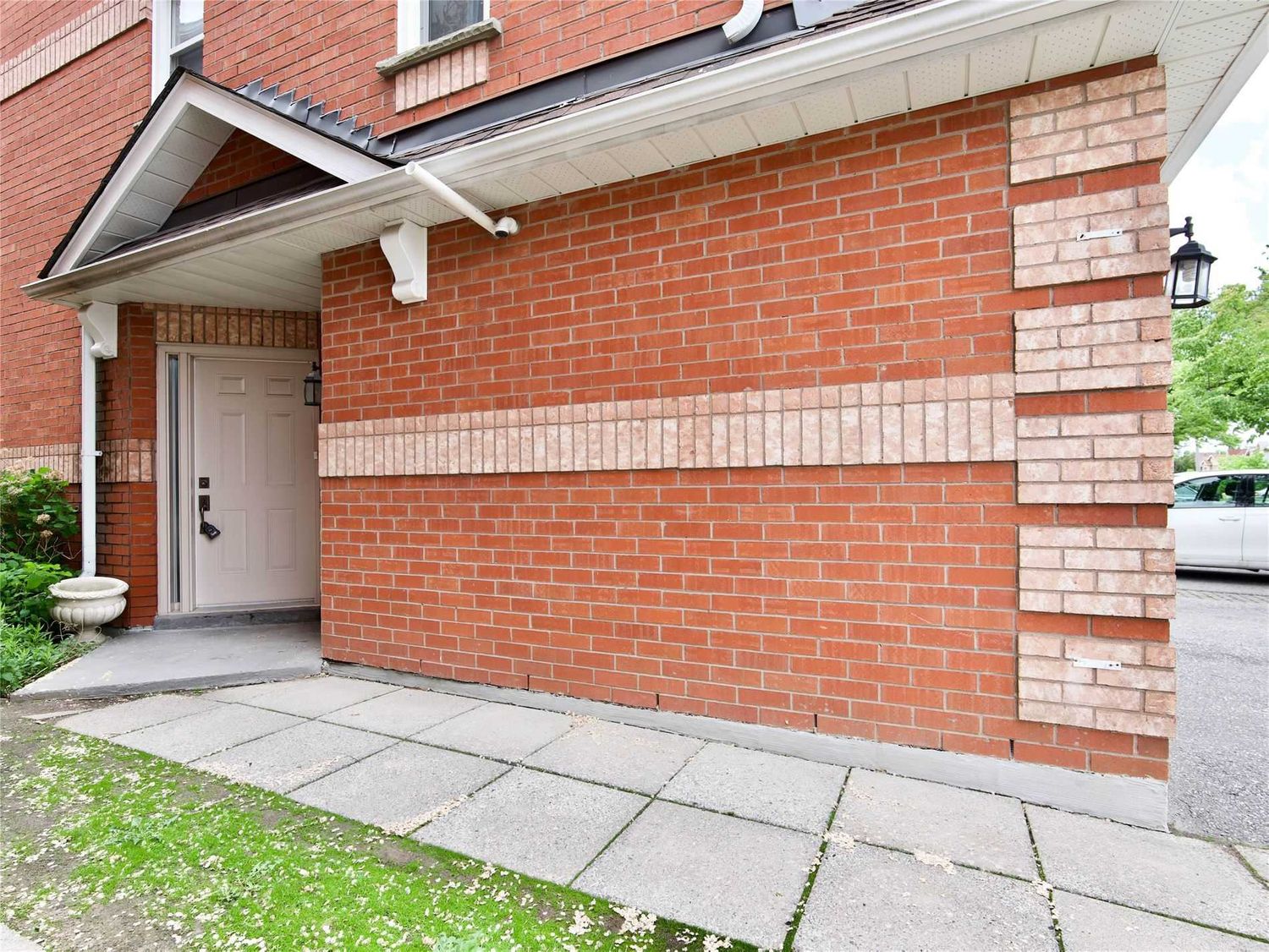 1-118 Leah Crescent. Leah Crescent Townhomes is located in  Vaughan, Toronto - image #3 of 3