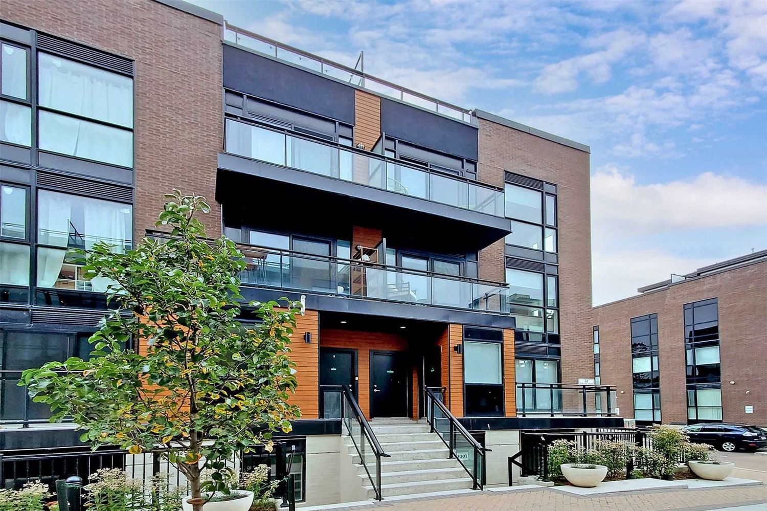 5289-5309 Highway 7. Oggi Townhomes is located in  Vaughan, Toronto - image #1 of 3