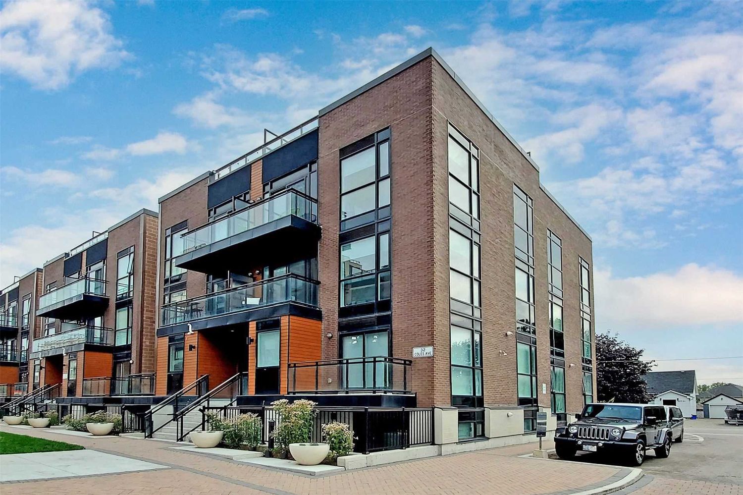 5289-5309 Highway 7. Oggi Townhomes is located in  Vaughan, Toronto - image #2 of 3