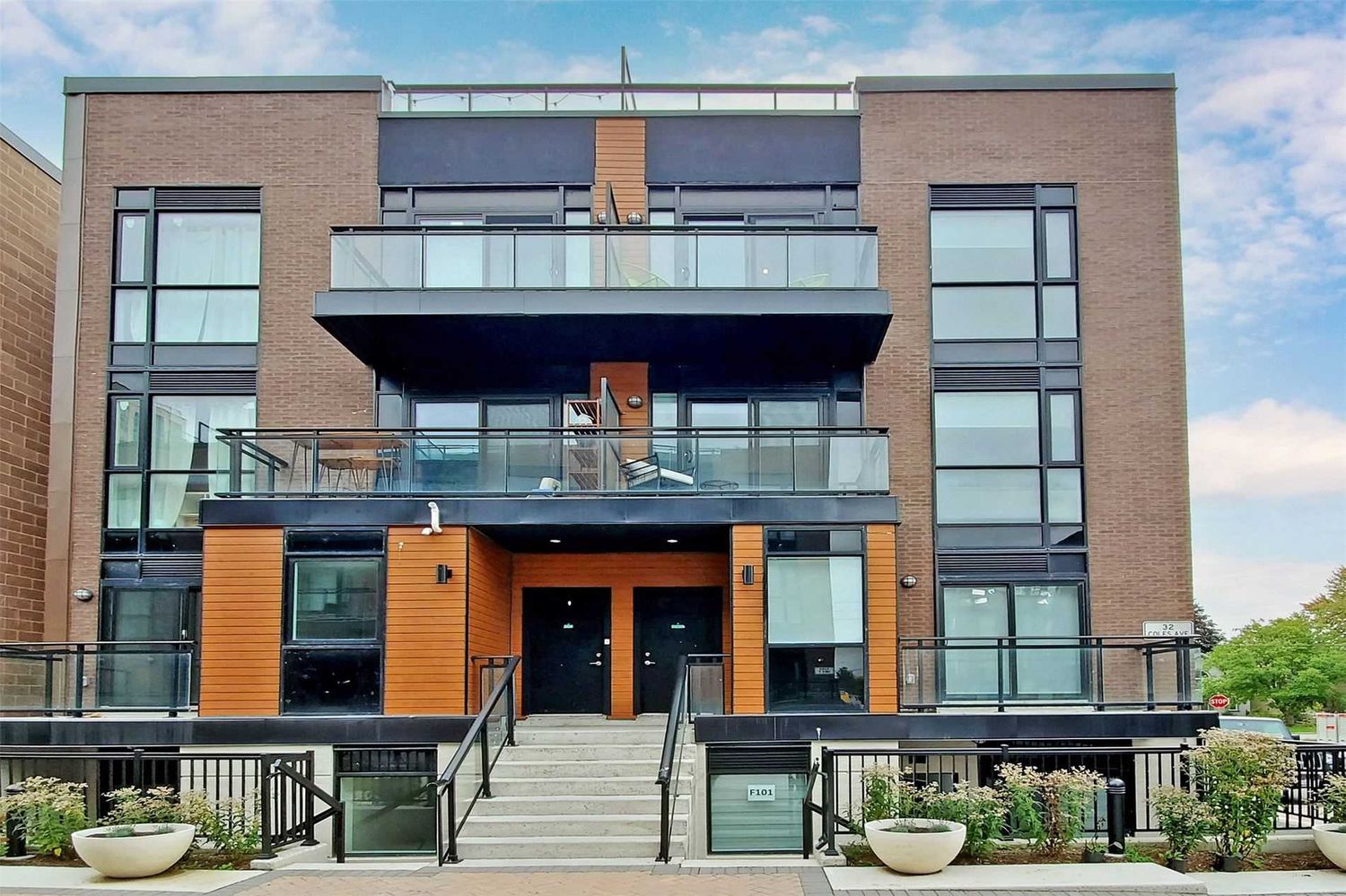 5289-5309 Highway 7. Oggi Townhomes is located in  Vaughan, Toronto - image #3 of 3