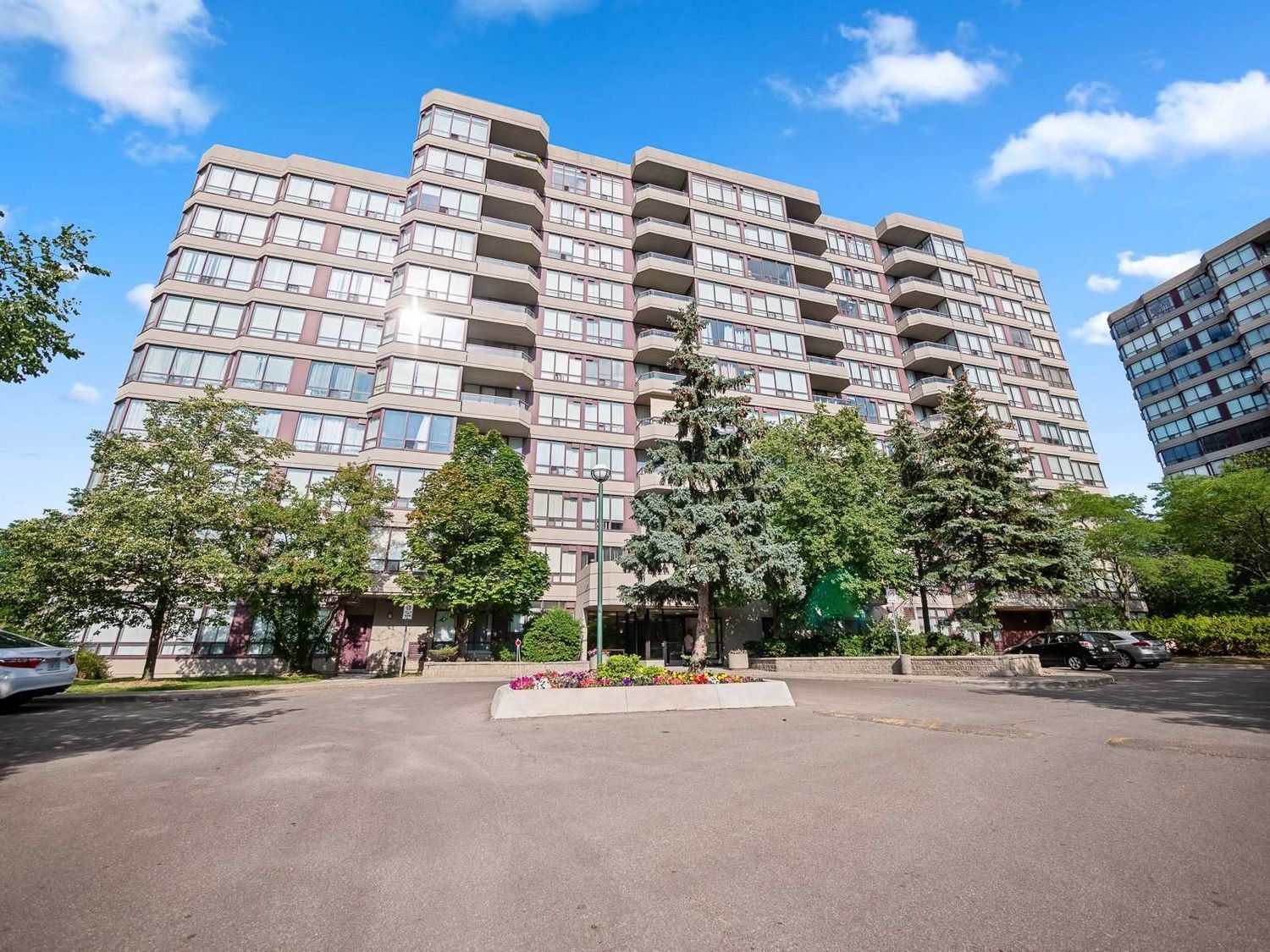 81 Townsgate Drive. Park Terrace Condos is located in  Vaughan, Toronto - image #1 of 3