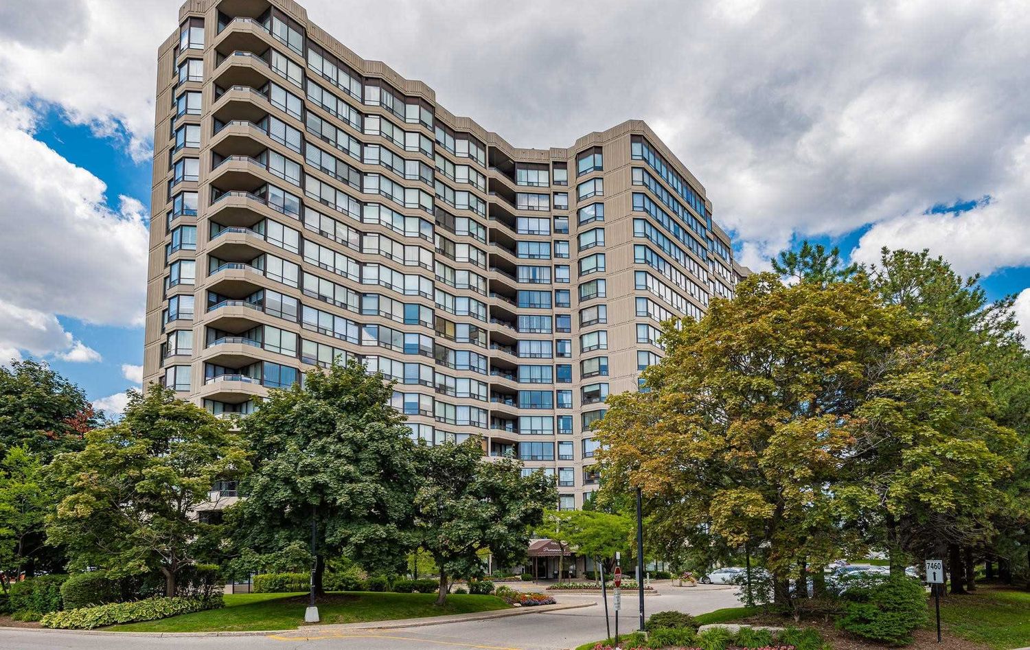 7440 Bathurst Street. Promenade Towers Condos is located in  Vaughan, Toronto - image #1 of 3