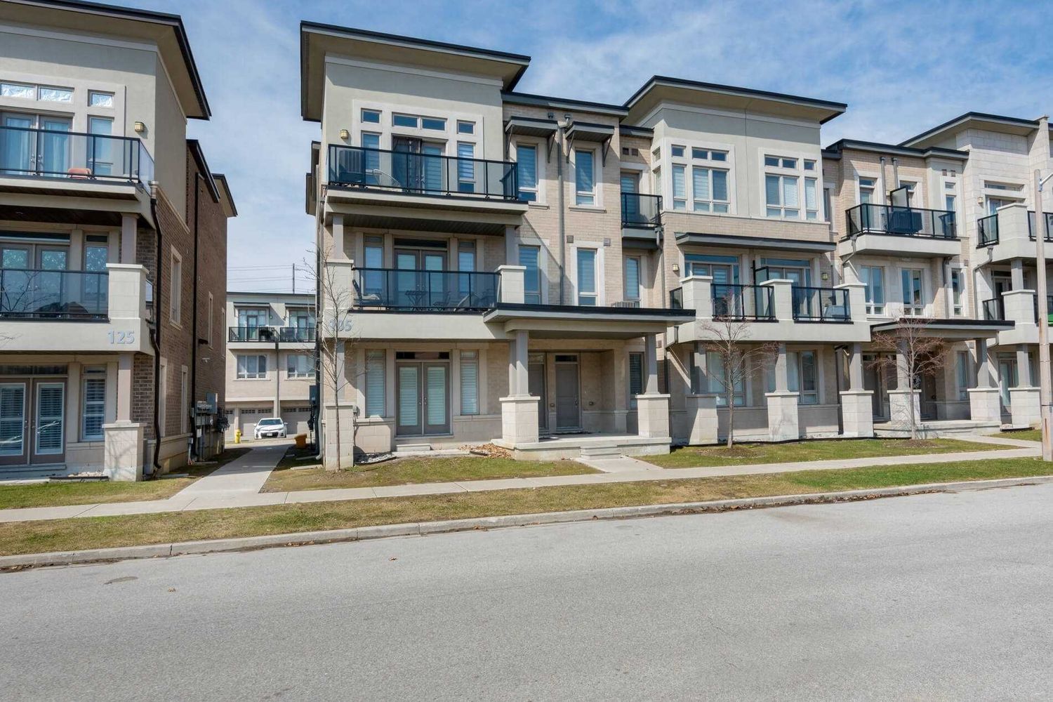 95-125 Kayla Crescent. Pure Living Condo Townhomes is located in  Vaughan, Toronto - image #2 of 3