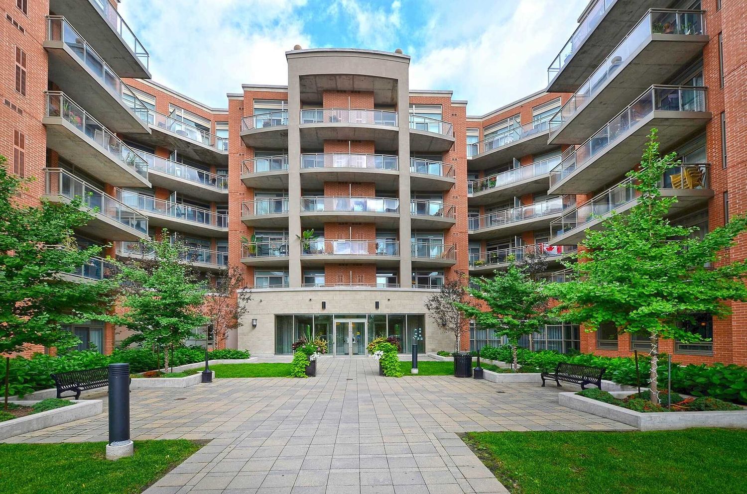 281 Woodbridge Avenue. Renaissance Court Condos is located in  Vaughan, Toronto - image #2 of 3