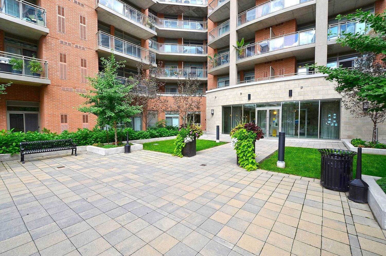 281 Woodbridge Avenue. Renaissance Court Condos is located in  Vaughan, Toronto - image #3 of 3