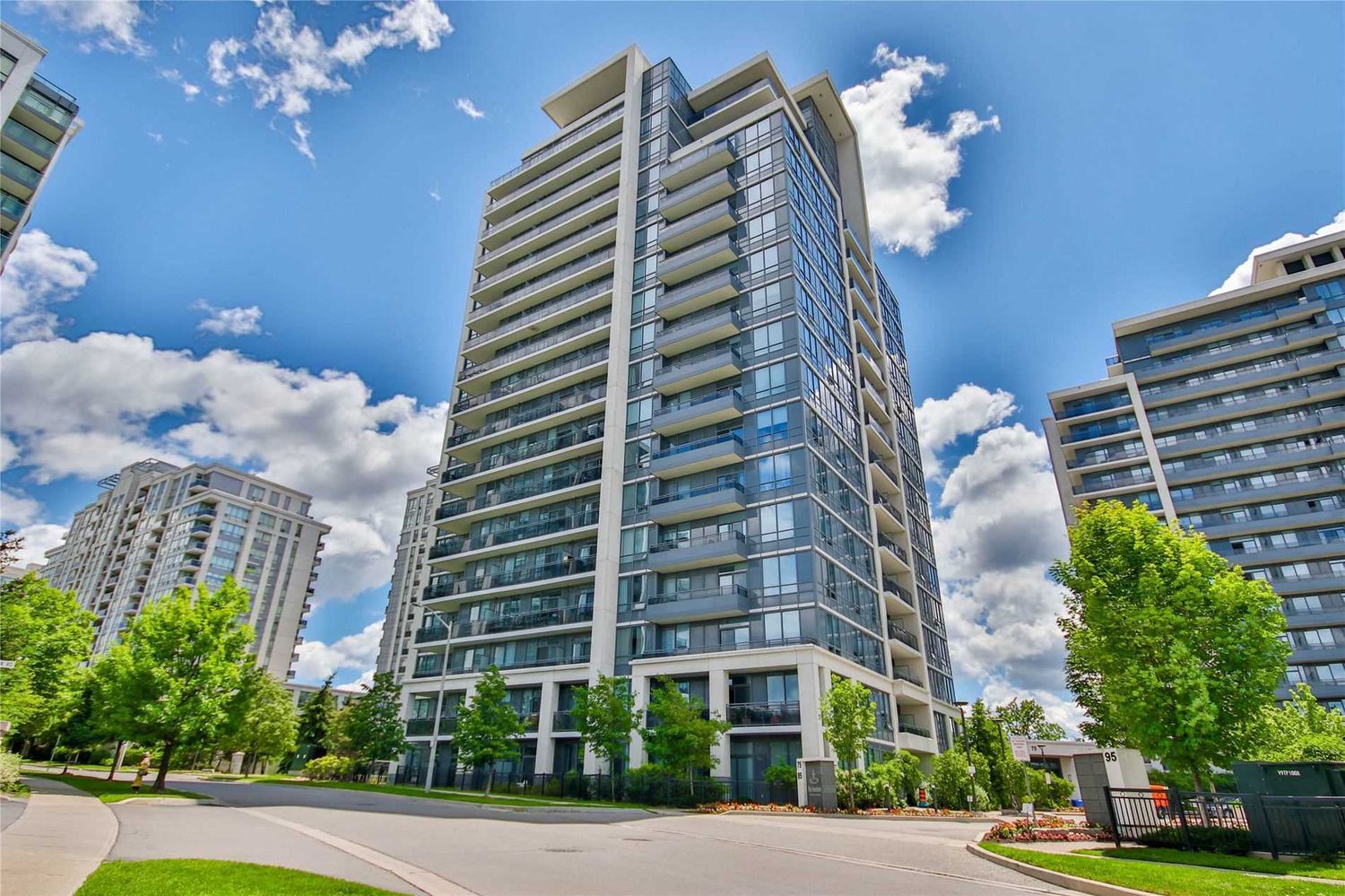 75 North Park Road. The Fountains Condos is located in  Vaughan, Toronto - image #1 of 3