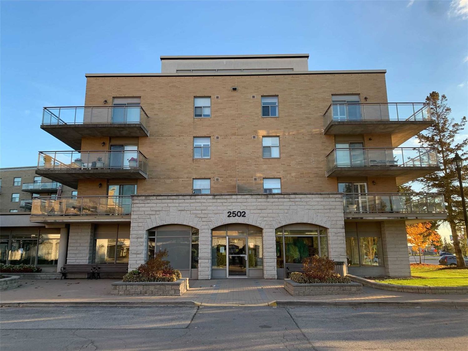 2502 Rutherford Road. Villa Giardino Condos is located in  Vaughan, Toronto - image #1 of 2