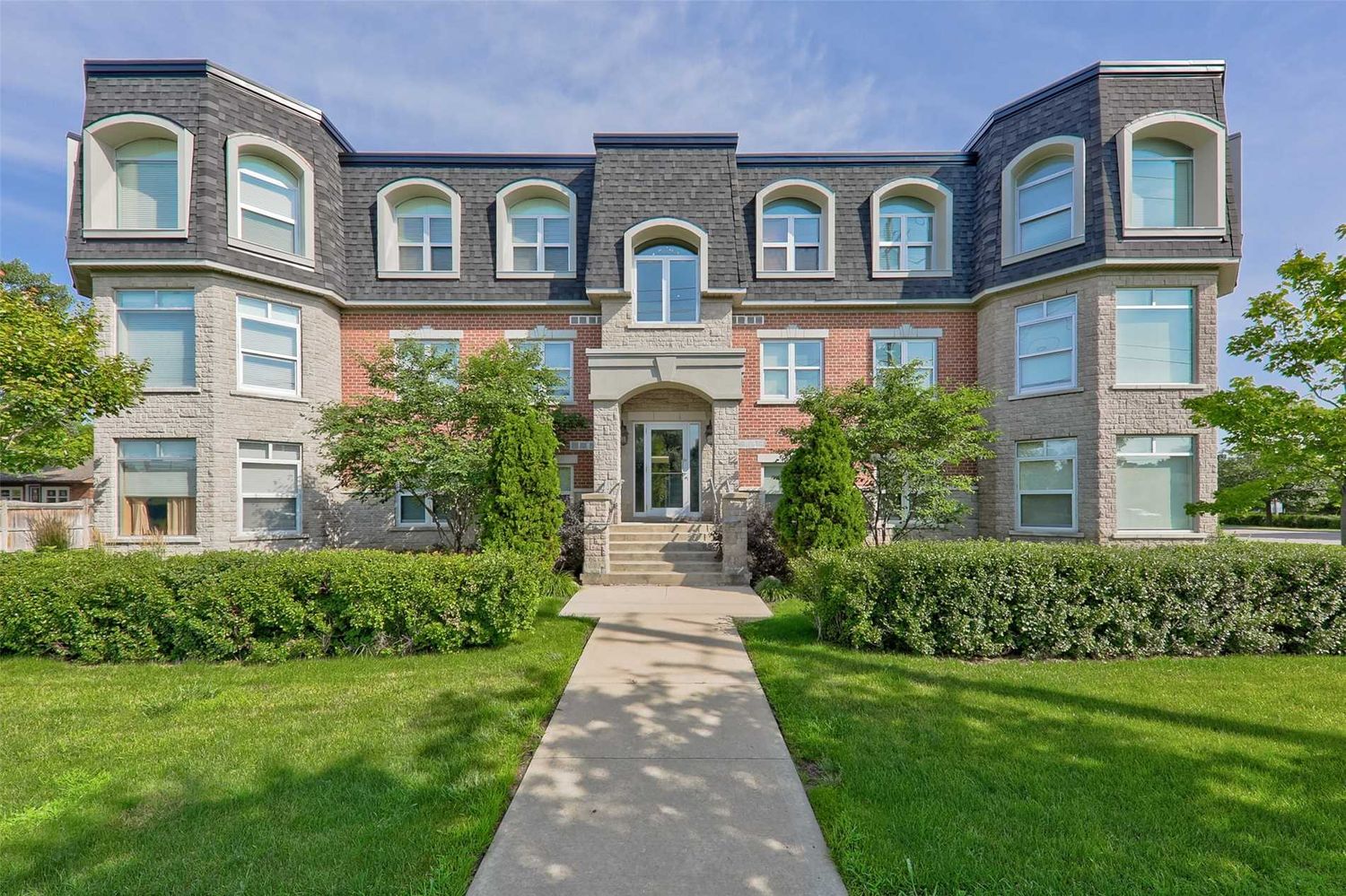 10 Ashton Road. Ashton Place Condos is located in  Newmarket, Toronto - image #1 of 2