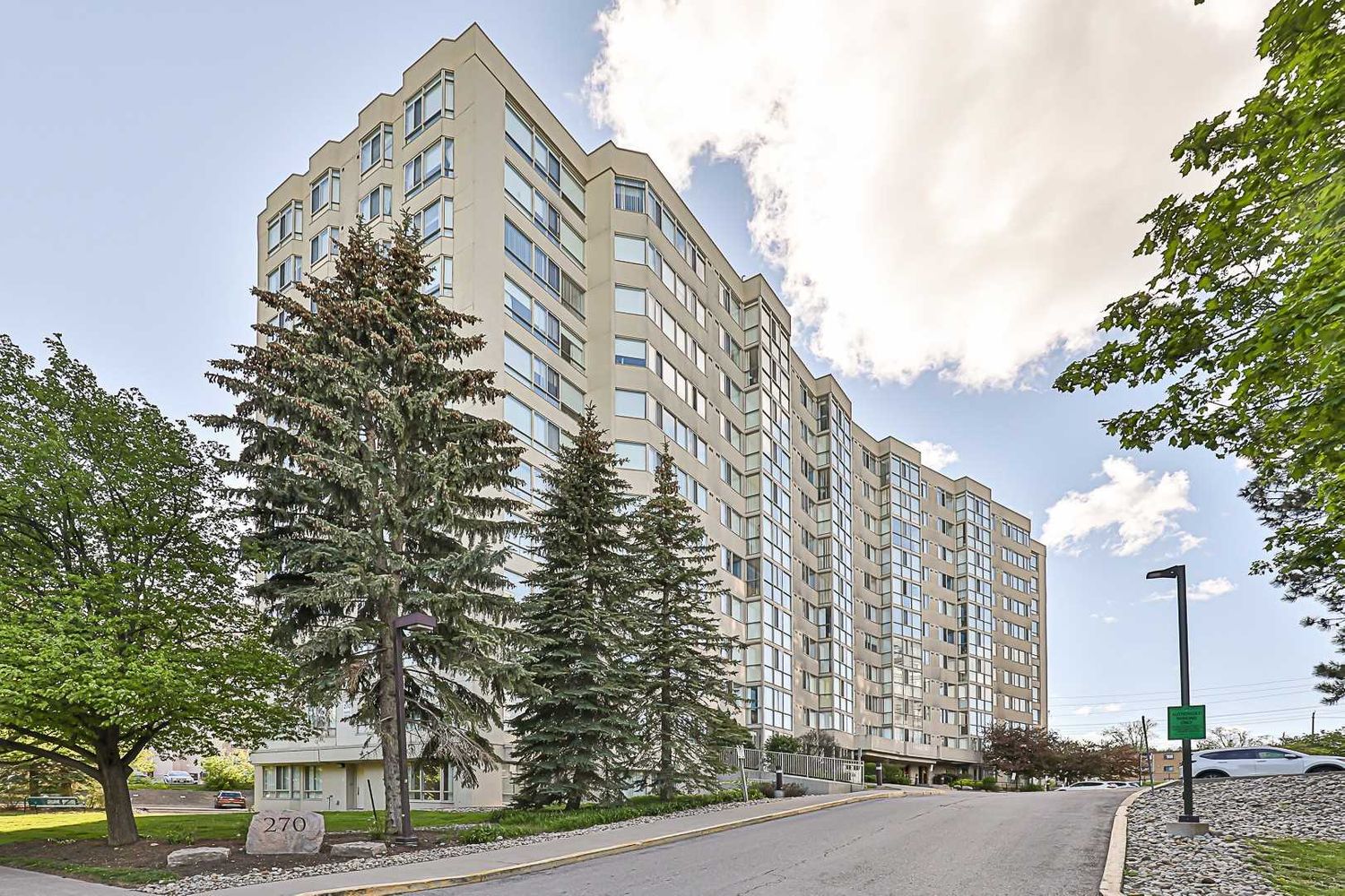 270 Davis Drive. King Crest Condos is located in  Newmarket, Toronto - image #1 of 2
