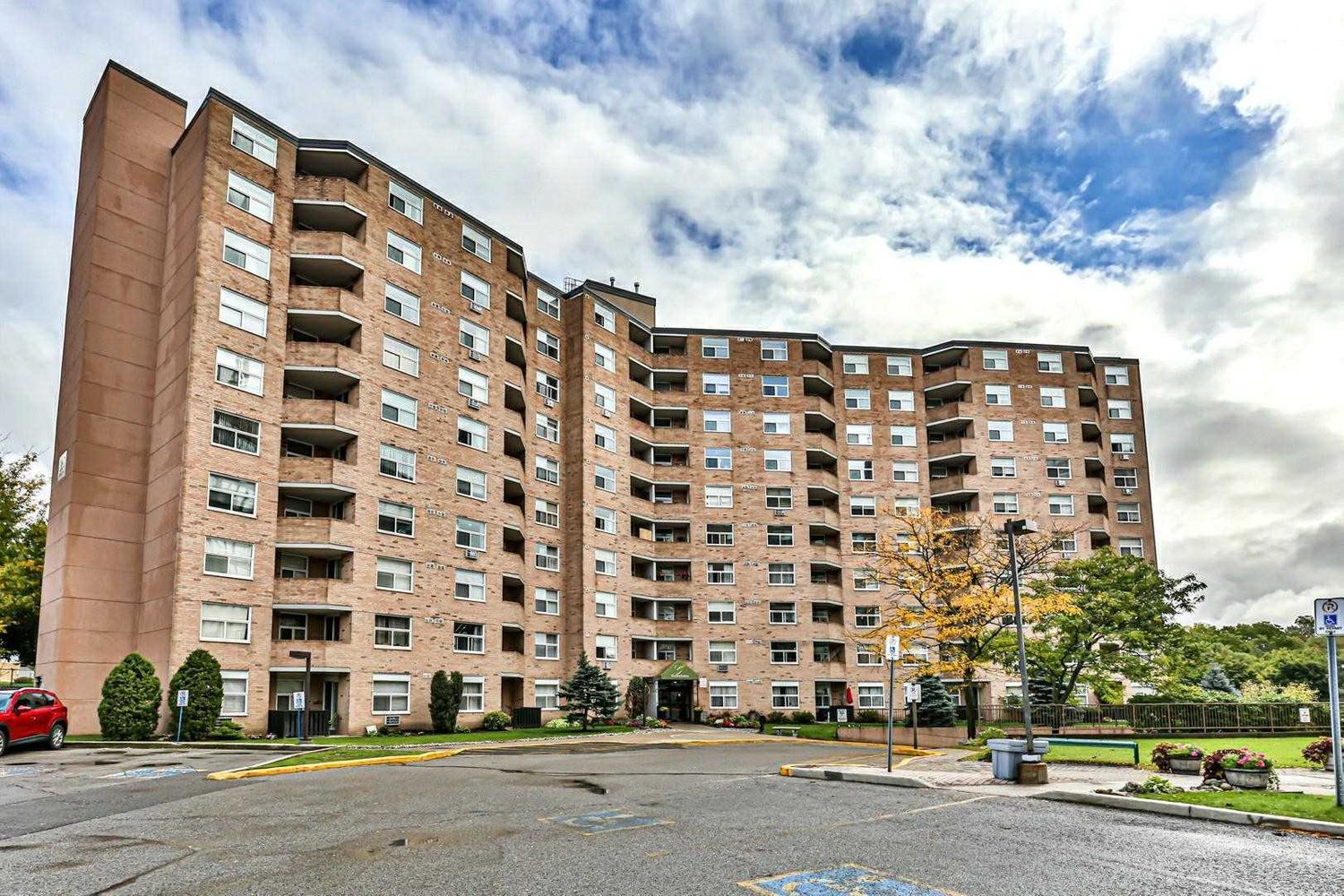 260 Davis Drive. Grandview Condos is located in  Newmarket, Toronto - image #1 of 2