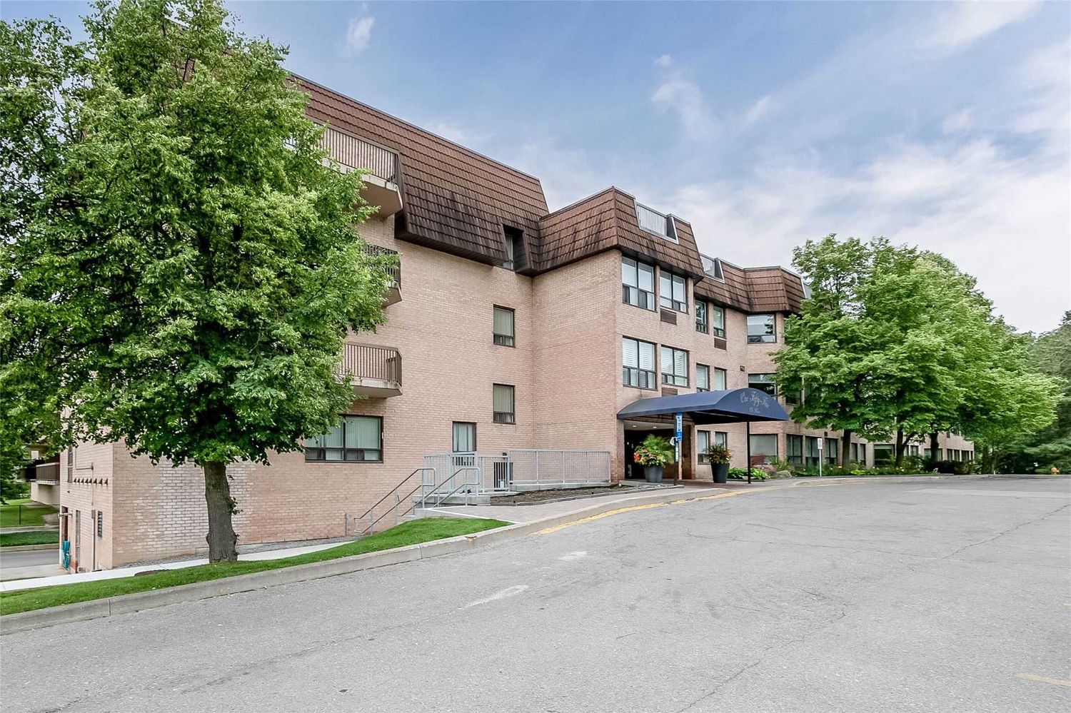 155 Main Street N. Heritage North Condos is located in  Newmarket, Toronto - image #1 of 2
