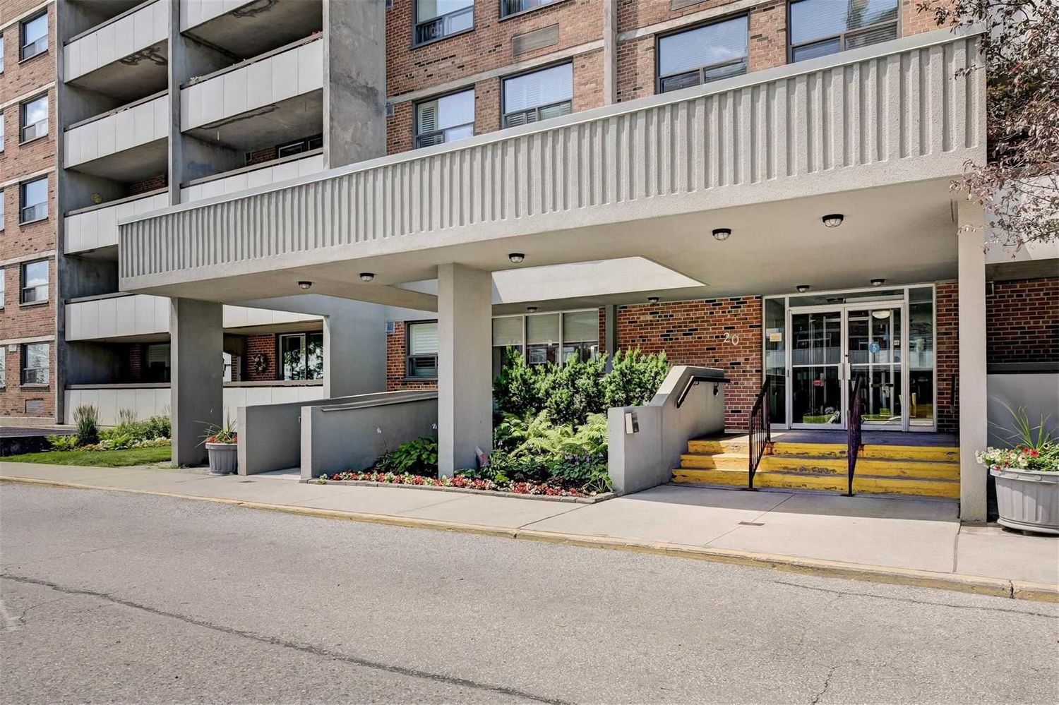 20 William Roe Boulevard. 20 William Roe Condos is located in  Newmarket, Toronto - image #3 of 3