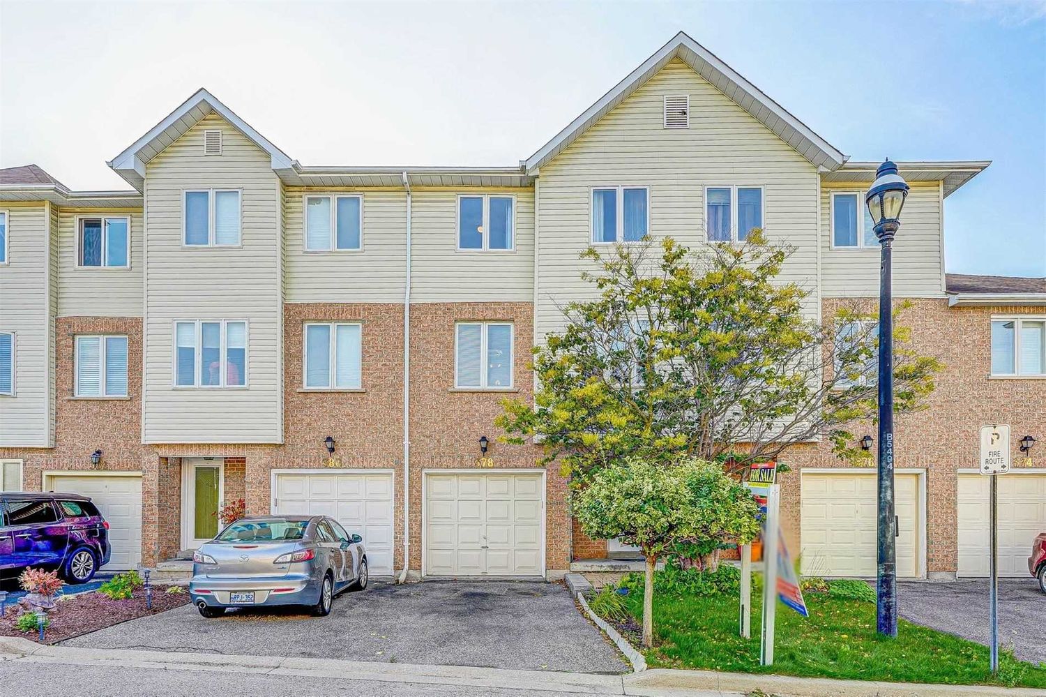 351-382 Riddell Court. Riddell Court Townhomes is located in  Newmarket, Toronto - image #1 of 2