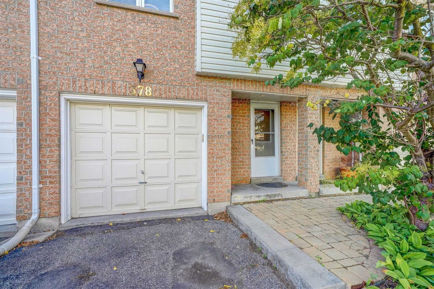 351-382 Riddell Court. Riddell Court Townhomes is located in  Newmarket, Toronto - image #2 of 2