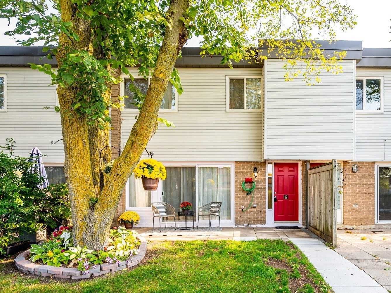 1-350 Springfair Avenue. Country Lane Townhomes is located in  Aurora, Toronto - image #1 of 3