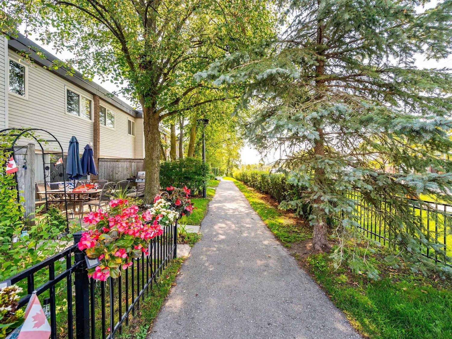 1-350 Springfair Avenue. Country Lane Townhomes is located in  Aurora, Toronto - image #2 of 3