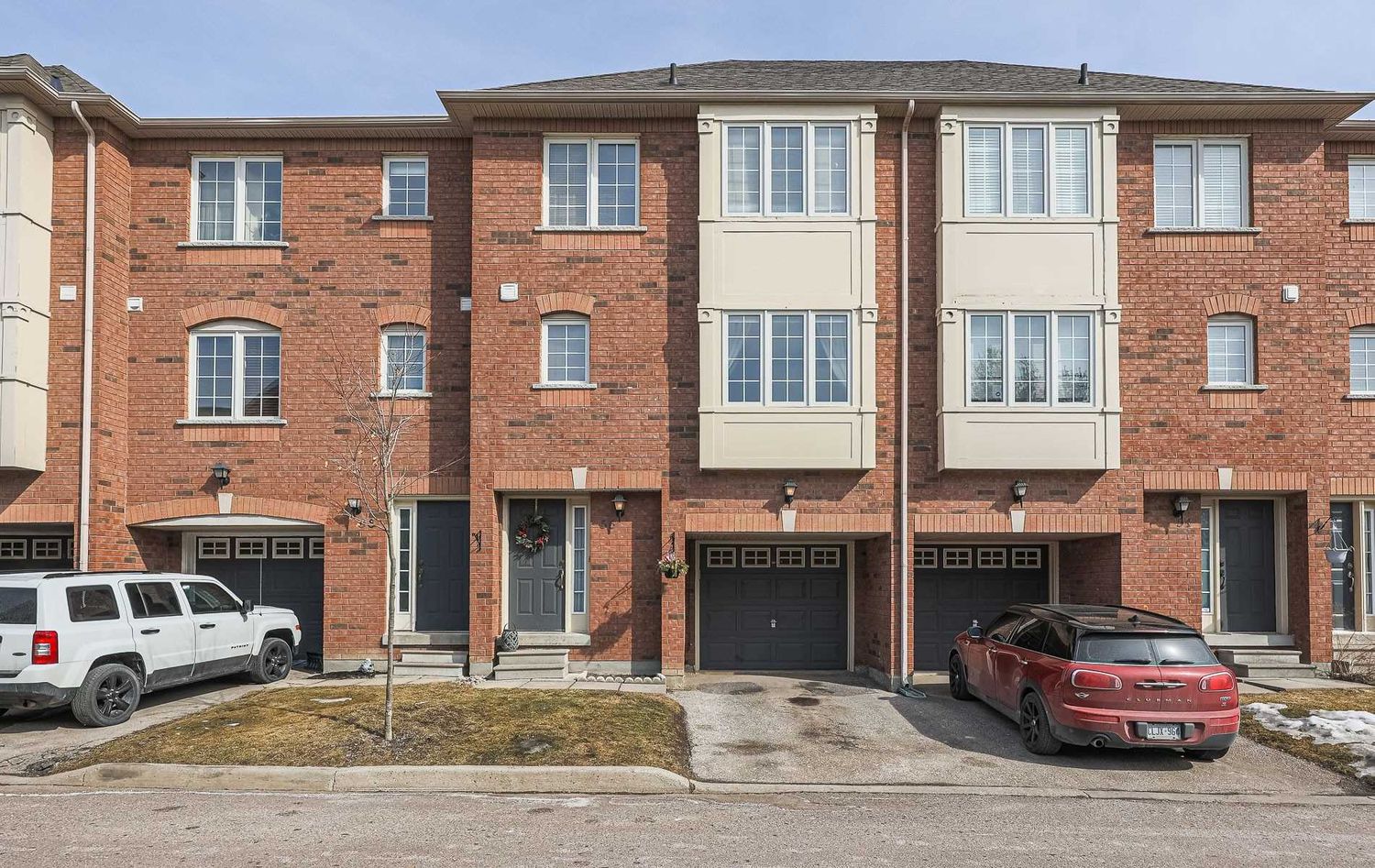 24-101 Sandlewood Court. Sandlewood Court Townhomes is located in  Aurora, Toronto - image #1 of 3