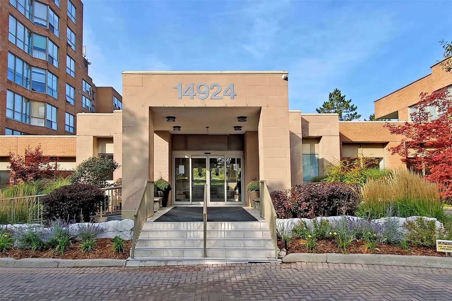 14924 Yonge Street. Highland Green Condos is located in  Aurora, Toronto - image #3 of 3