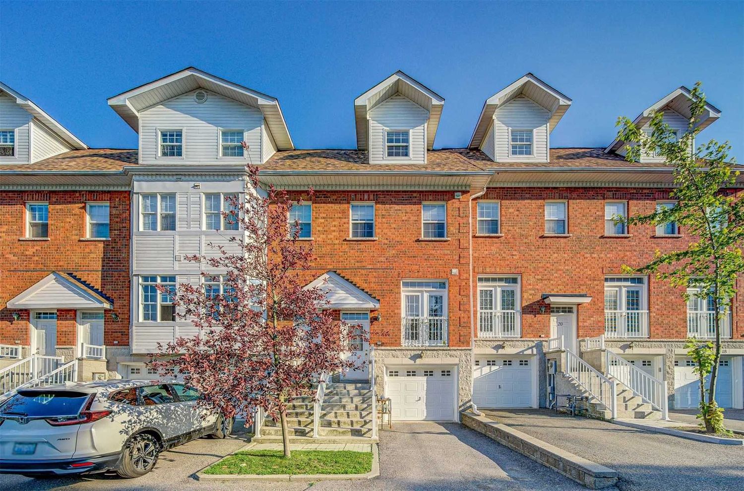 2-30 Loring Doolittle Court. Loring Doolittle Townhomes is located in  Aurora, Toronto - image #1 of 3