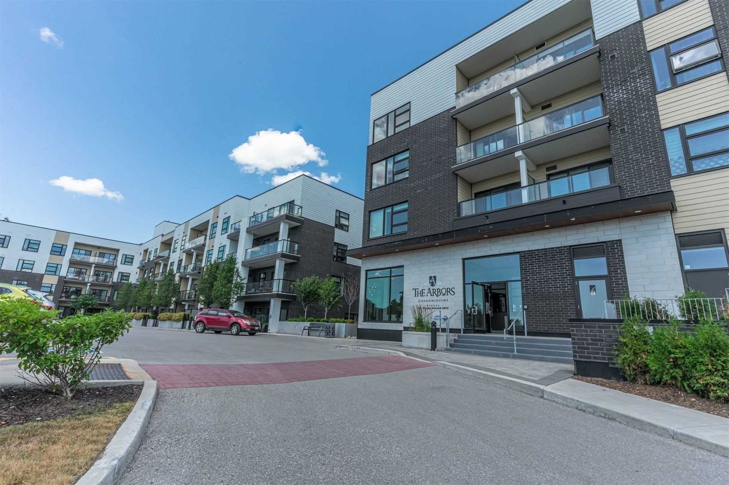 555 William Graham Drive. The Arbors Condos is located in  Aurora, Toronto - image #1 of 3