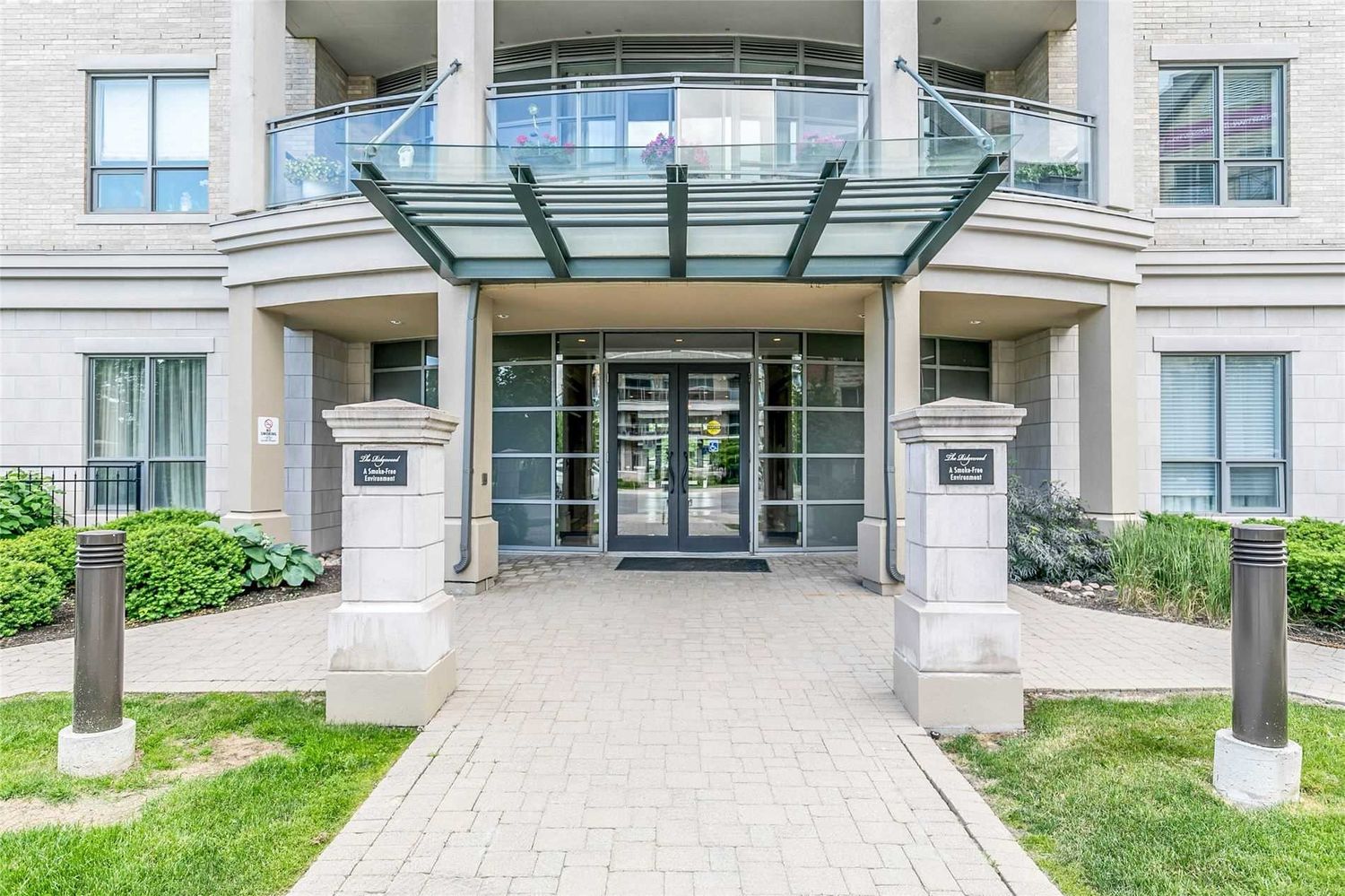 180 John West Way. The Ridgewood Condos is located in  Aurora, Toronto - image #3 of 3