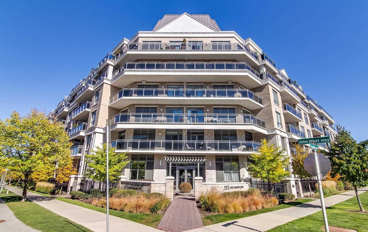 111 Civic Square Gate. The Ridgewood II Condos is located in  Aurora, Toronto - image #1 of 2